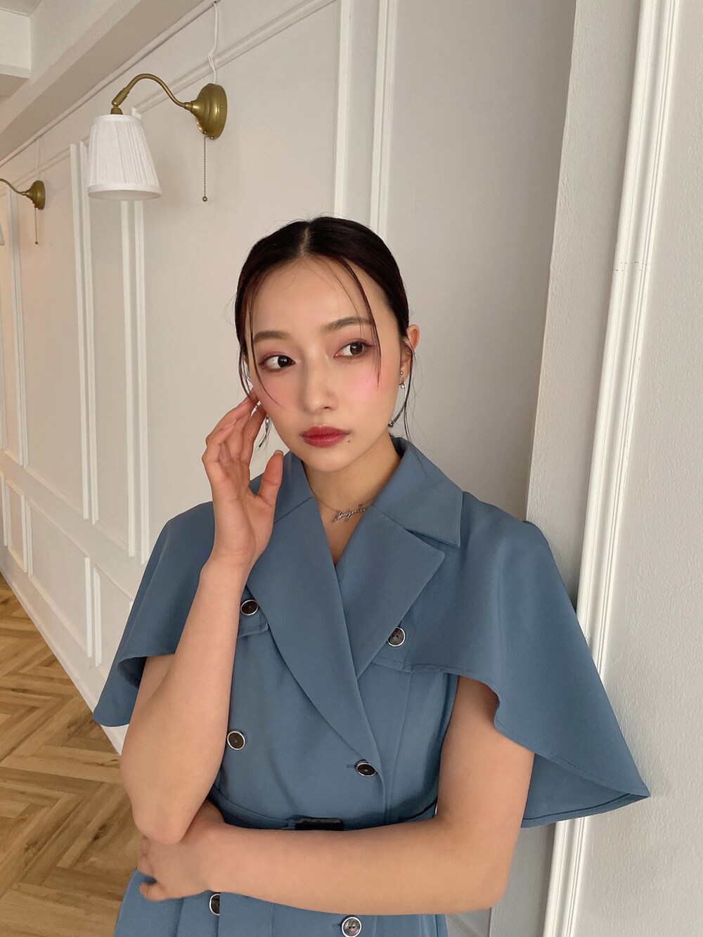 ブルー系のワンピースを着用したレディースの夏コーディネートの2枚目の写真