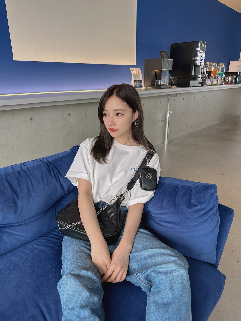 グレー系のTシャツ/カットソー、ブラック系のショルダーバッグを着用したレディースの夏コーディネートの4枚目の写真