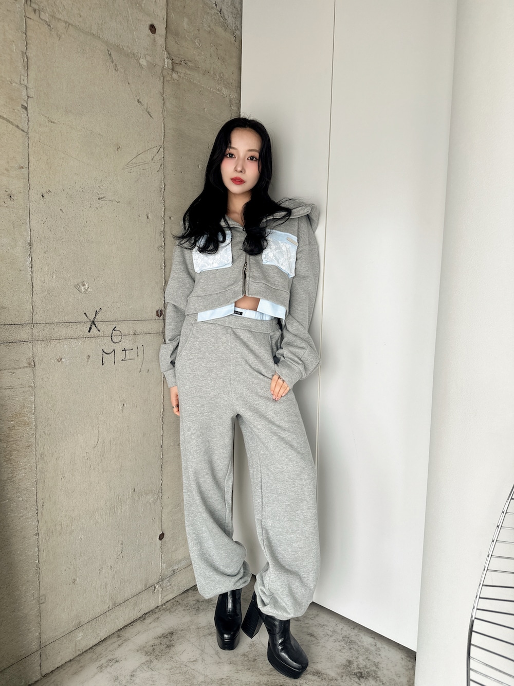 グレー系のパーカー、グレー系のスウェットパンツを着用したレディースの春コーディネートの2枚目の写真