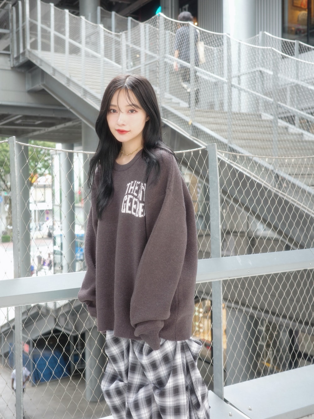 ブルー系のニット/セーター、ブラック系のスカートを着用したレディースの冬コーディネートの5枚目の写真