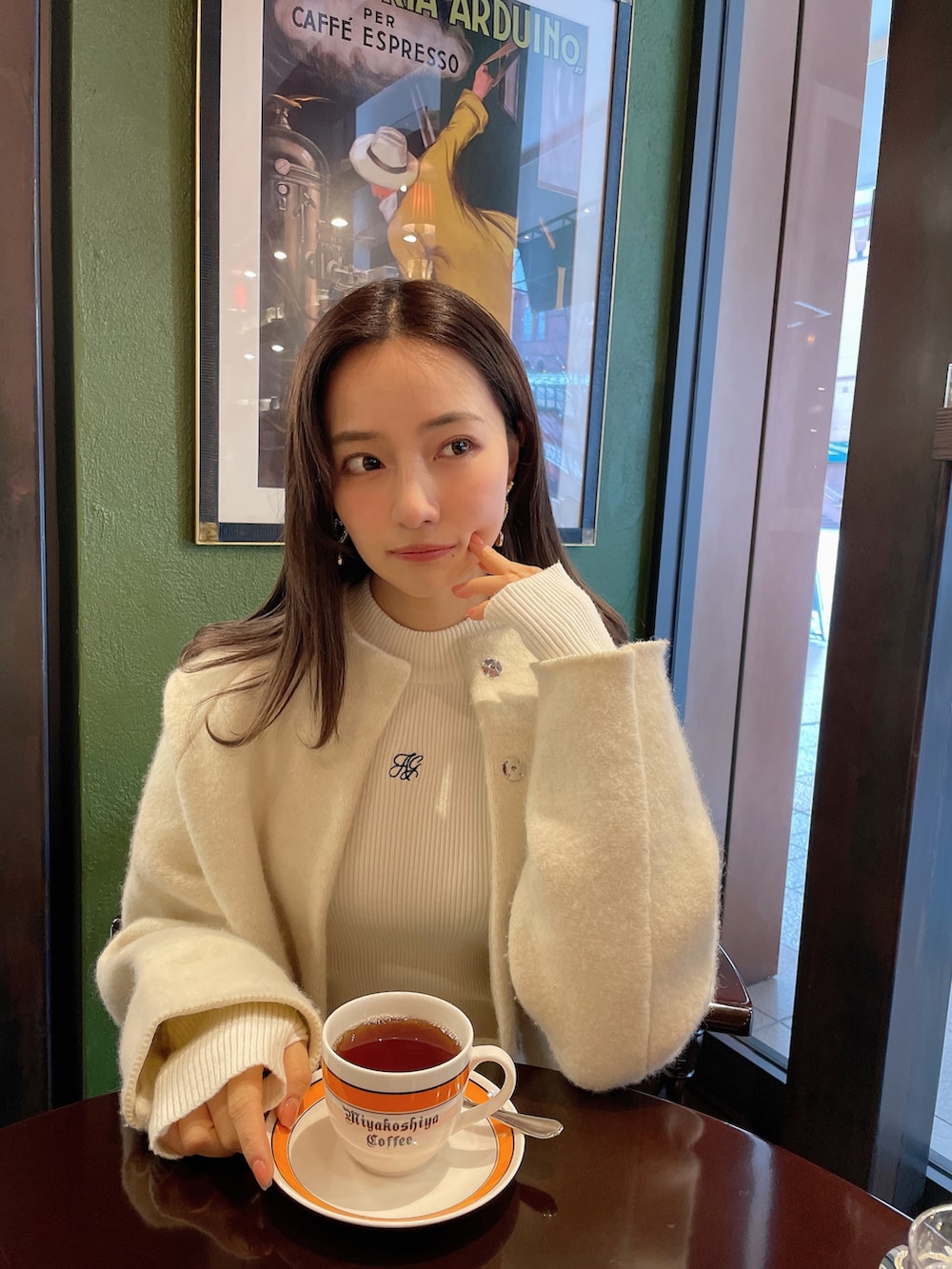 ホワイト系のワンピースを着用したレディースの夏コーディネートの4枚目の写真