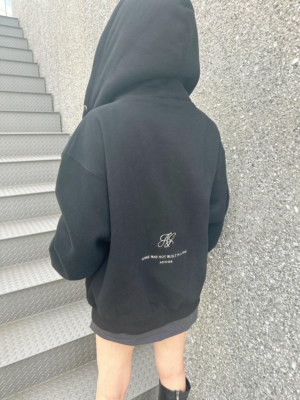 ブラック系のパーカーを着用したレディースの冬コーディネートの2枚目の写真