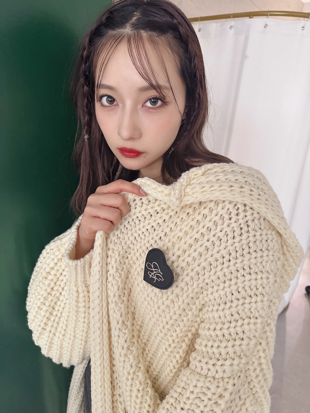 ホワイト系のニット/セーターを着用したレディースの秋コーディネートの2枚目の写真