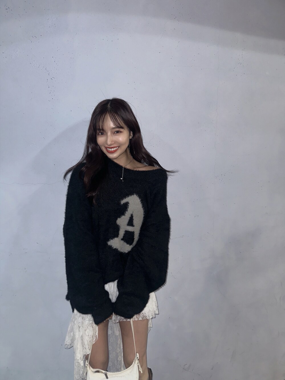 ブラック系のニット/セーターを着用したレディースの冬コーディネートの3枚目の写真