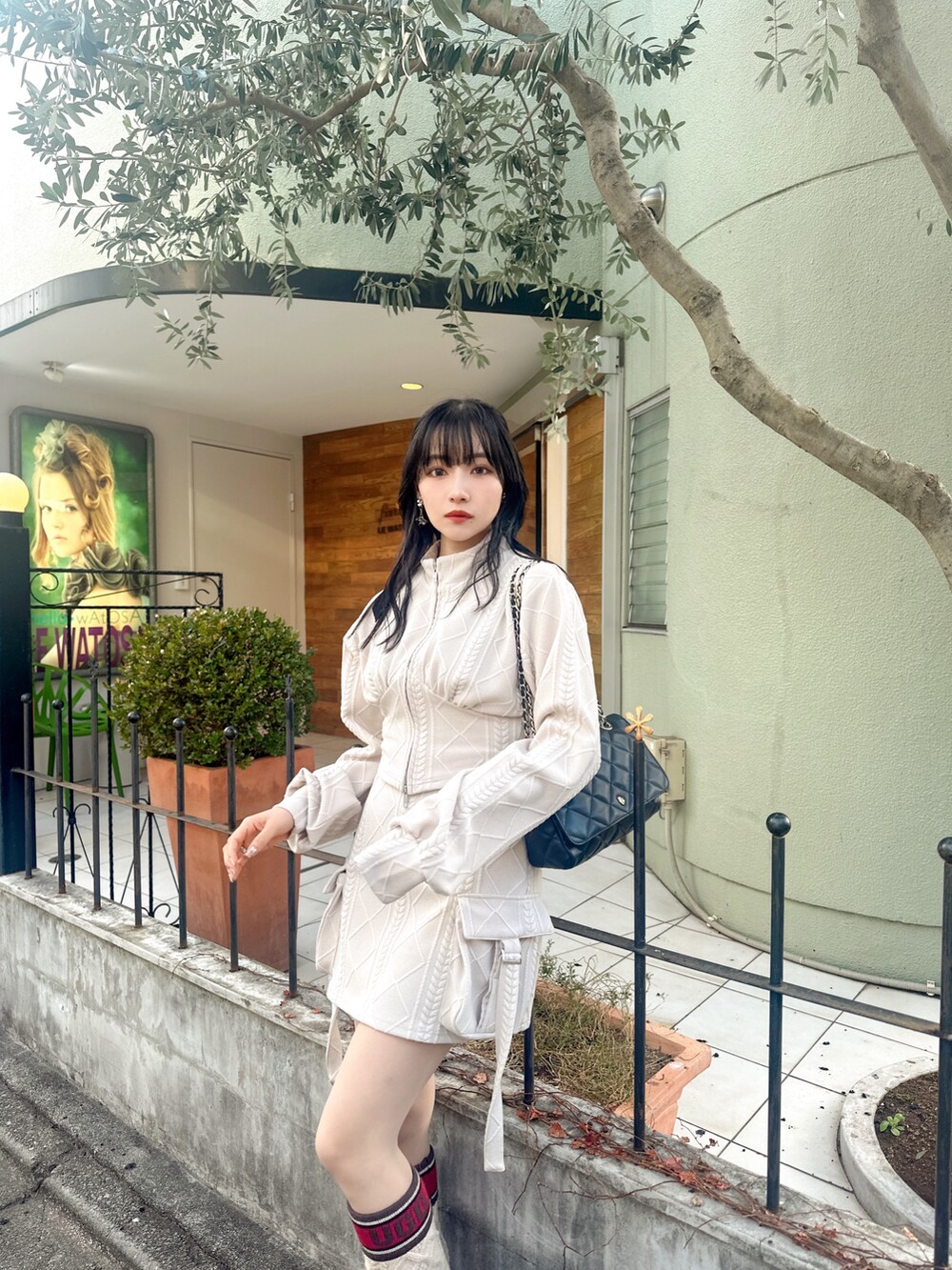 ベージュ系のその他トップス、ブラウン系のシューズを着用したレディースの春コーディネートの2枚目の写真