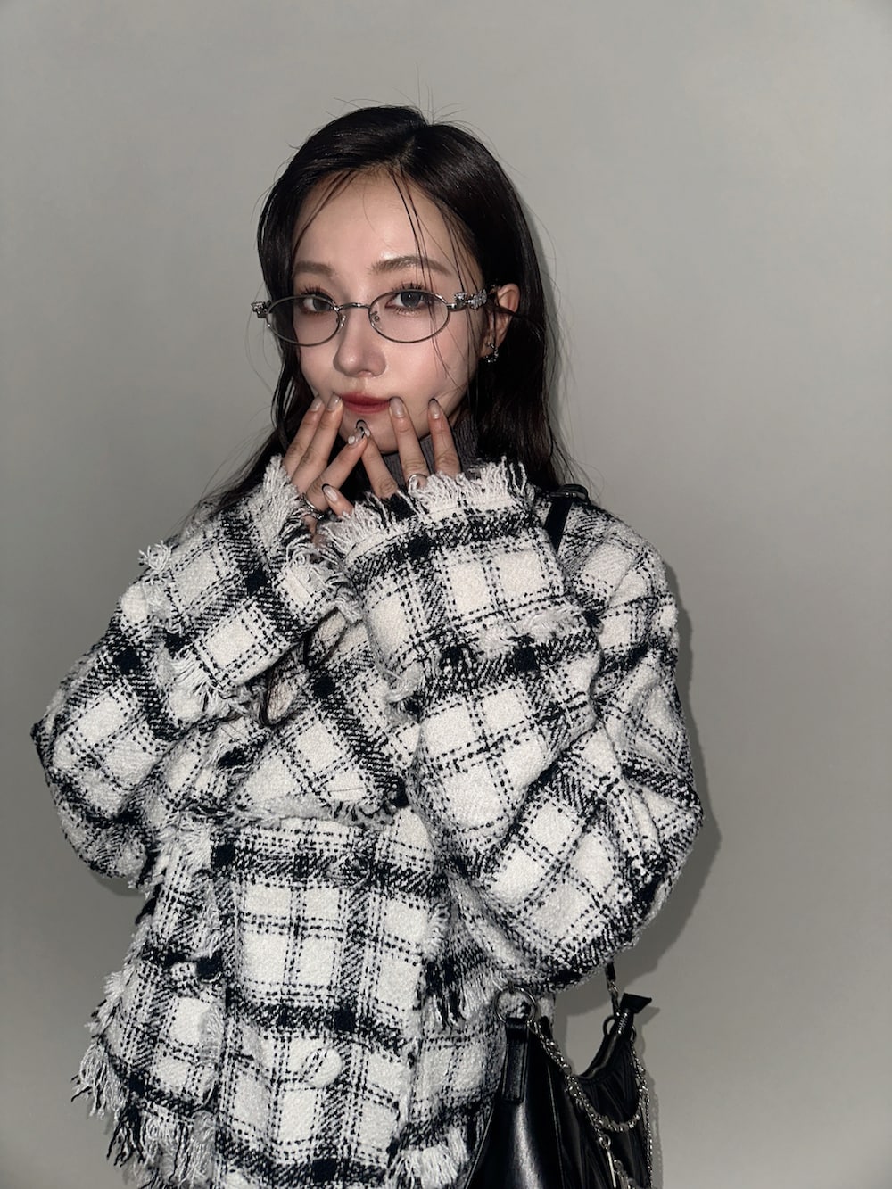 ホワイト系のテーラードジャケット、ホワイト系のその他パンツ、ブラック系のショルダーバッグを着用したレディースの冬コーディネートの4枚目の写真