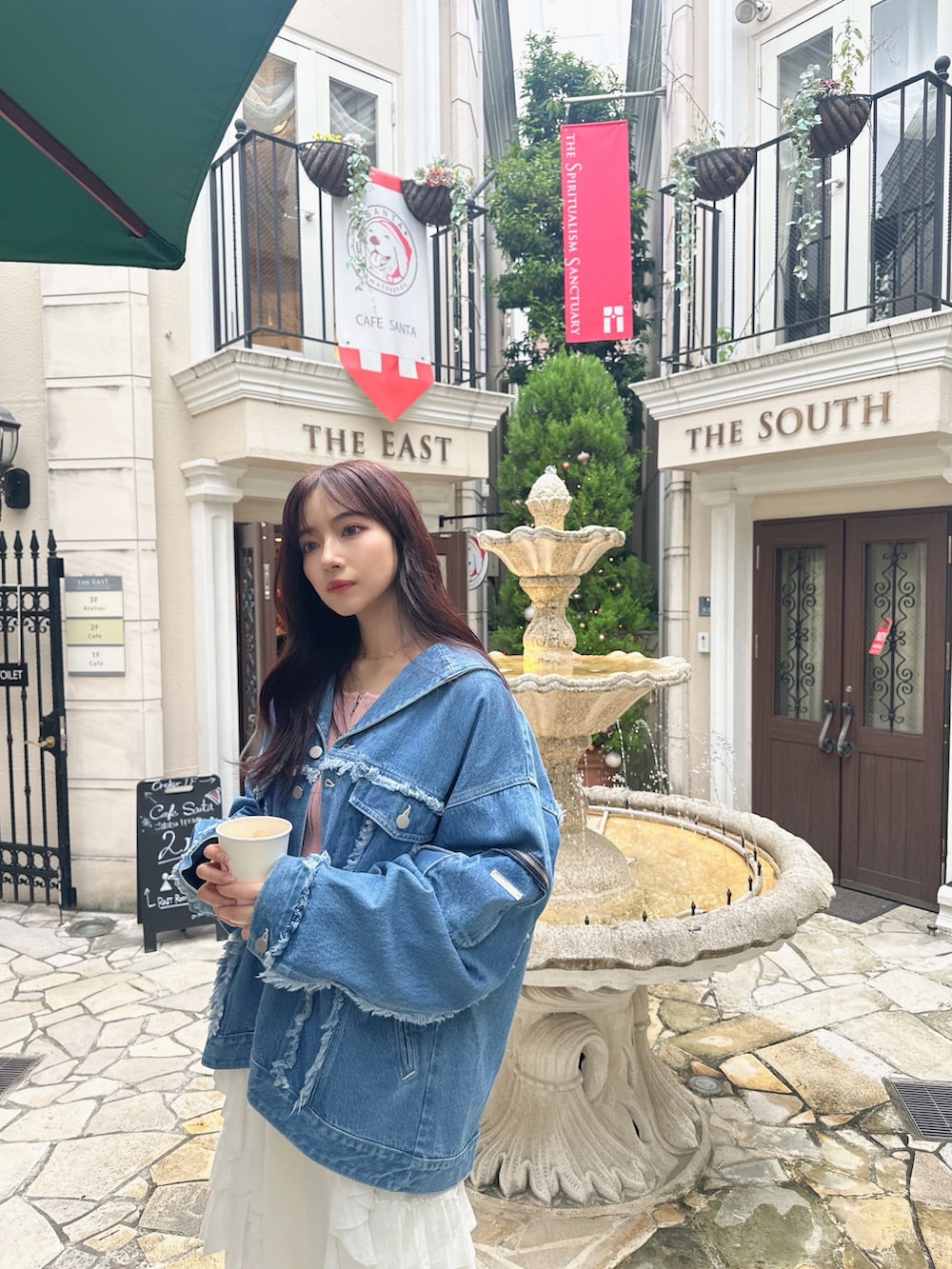 ブルー系のデニムジャケットを着用したレディースの冬コーディネートの2枚目の写真