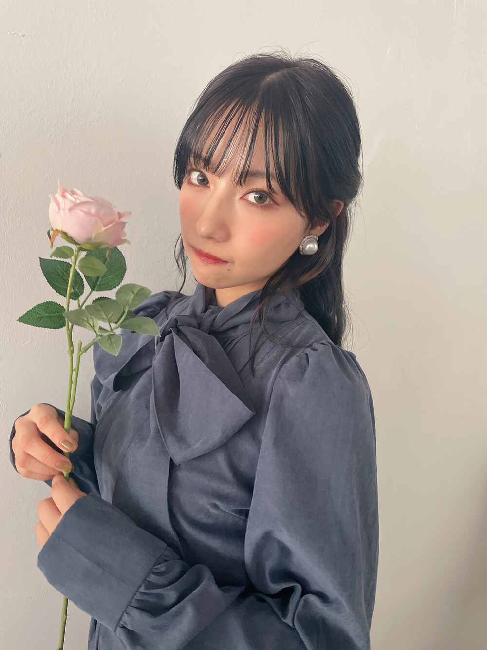 グレー系のワンピースを着用したレディースの冬コーディネートの4枚目の写真