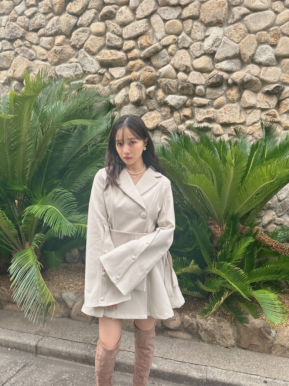 ホワイト系のワンピースを着用したレディースの冬コーディネートの2枚目の写真