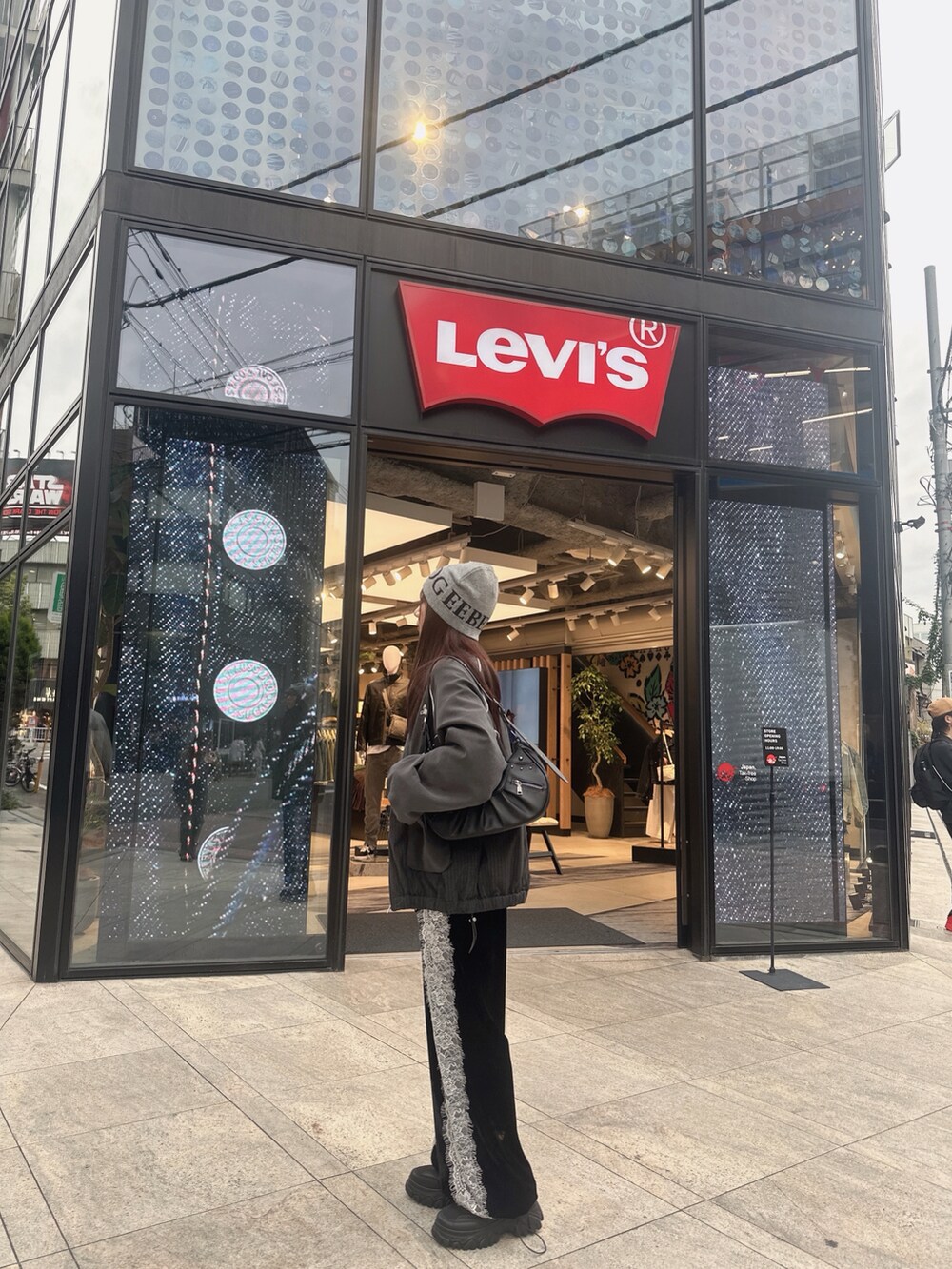 シルバー系のショルダーバッグ、ブラック系のその他パンツ、グレー系のブルゾンを着用したレディースの冬コーディネートの3枚目の写真