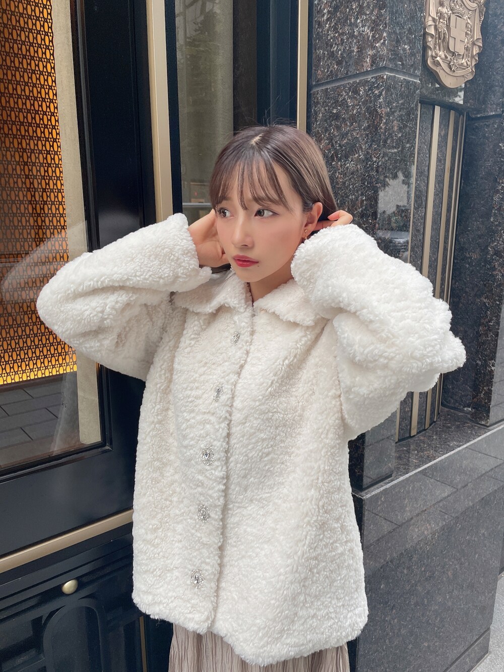 ホワイト系のダウンジャケット/コート、ベージュ系のワンピースを着用したレディースの冬コーディネートの3枚目の写真