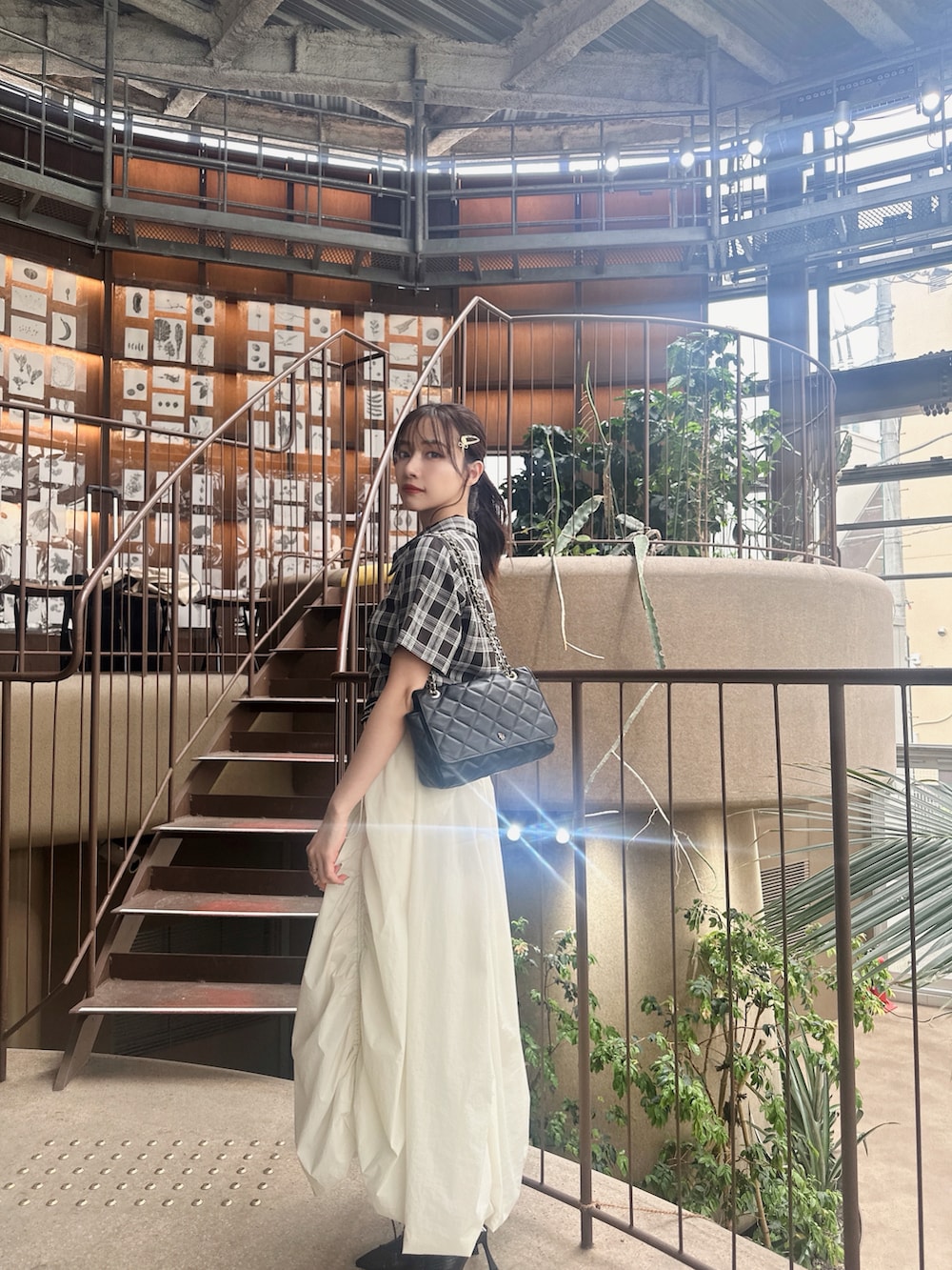 グレー系のシャツ/ブラウス、ホワイト系のスカートを着用したレディースの夏コーディネートの3枚目の写真