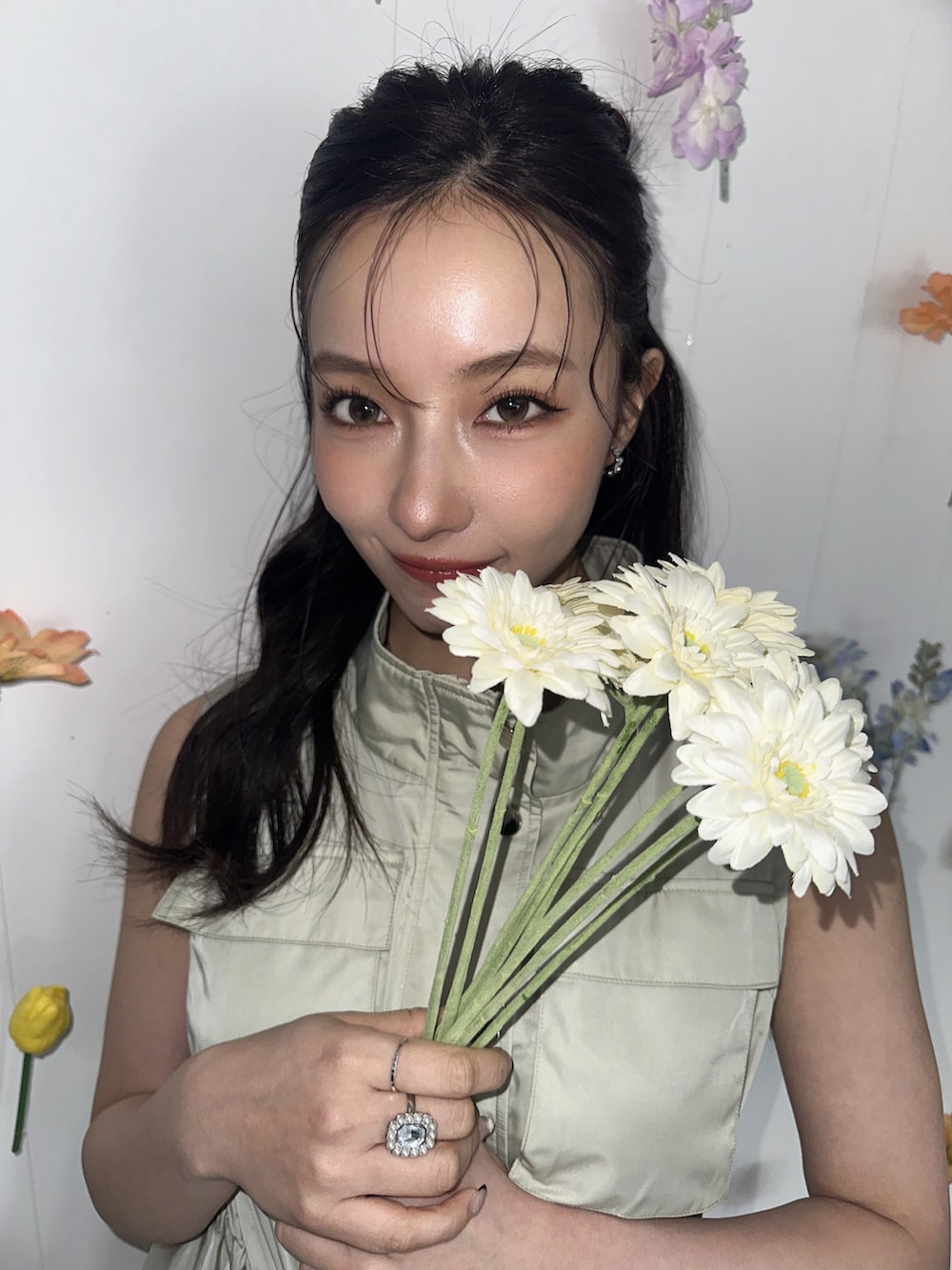 グリーン系のワンピースを着用したレディースの夏コーディネートの3枚目の写真