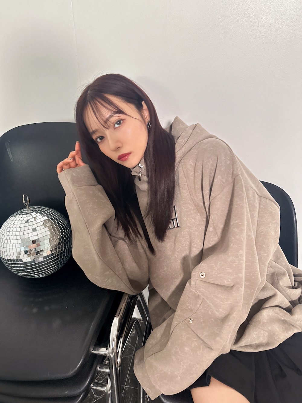 ブラウン系のパーカーを着用したレディースの冬コーディネートの2枚目の写真