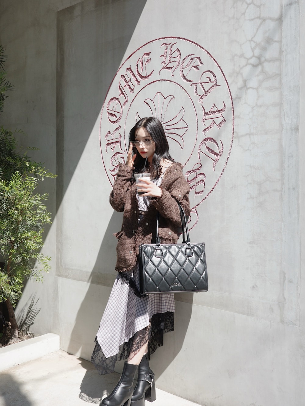 グレー系のワンピース、ブラック系のトートバッグ、ブラウン系のその他アウターを着用したレディースの夏コーディネートの2枚目の写真