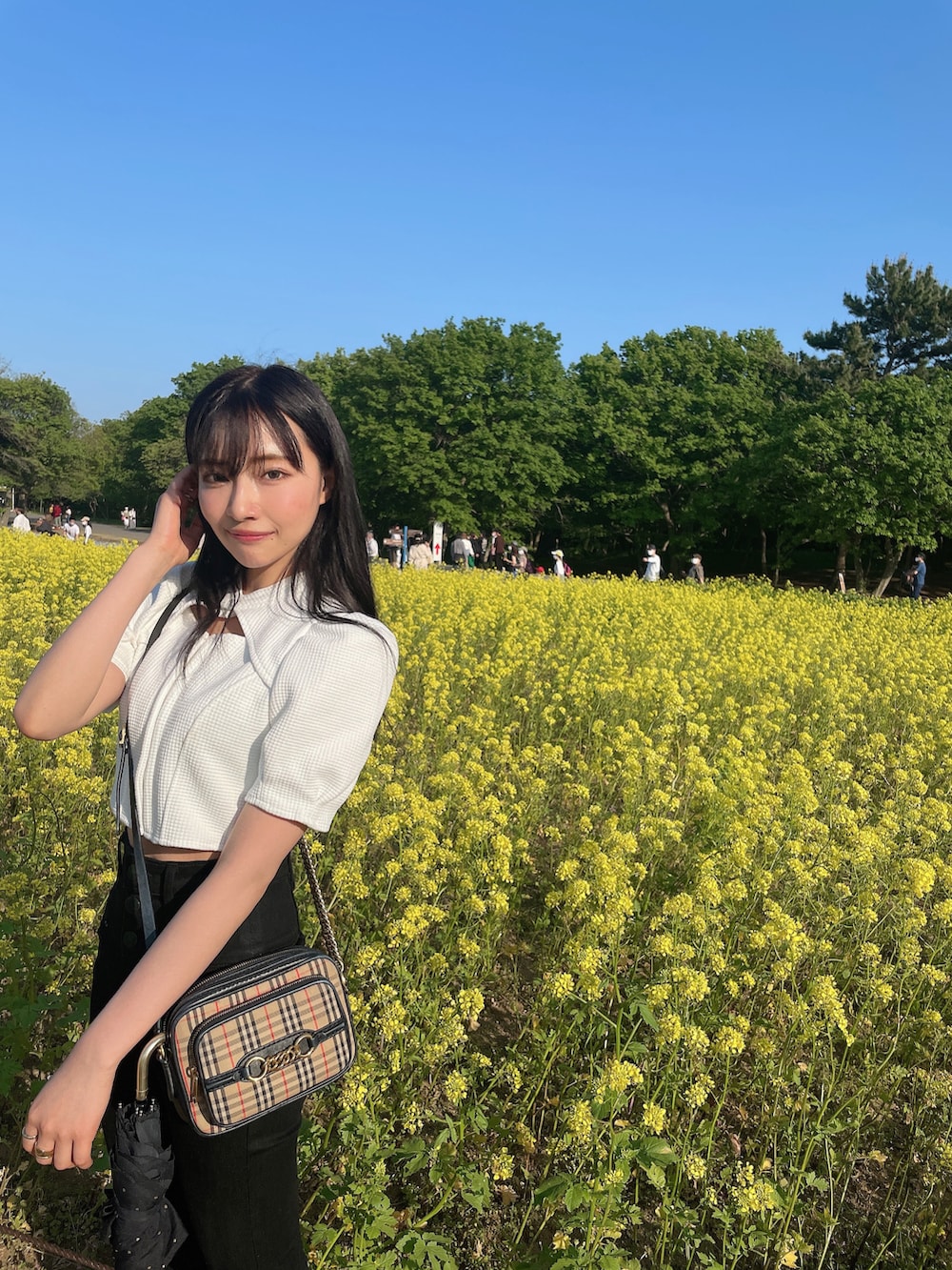 ホワイト系のその他トップス、ブラック系のデニムパンツを着用したレディースの夏コーディネートの2枚目の写真