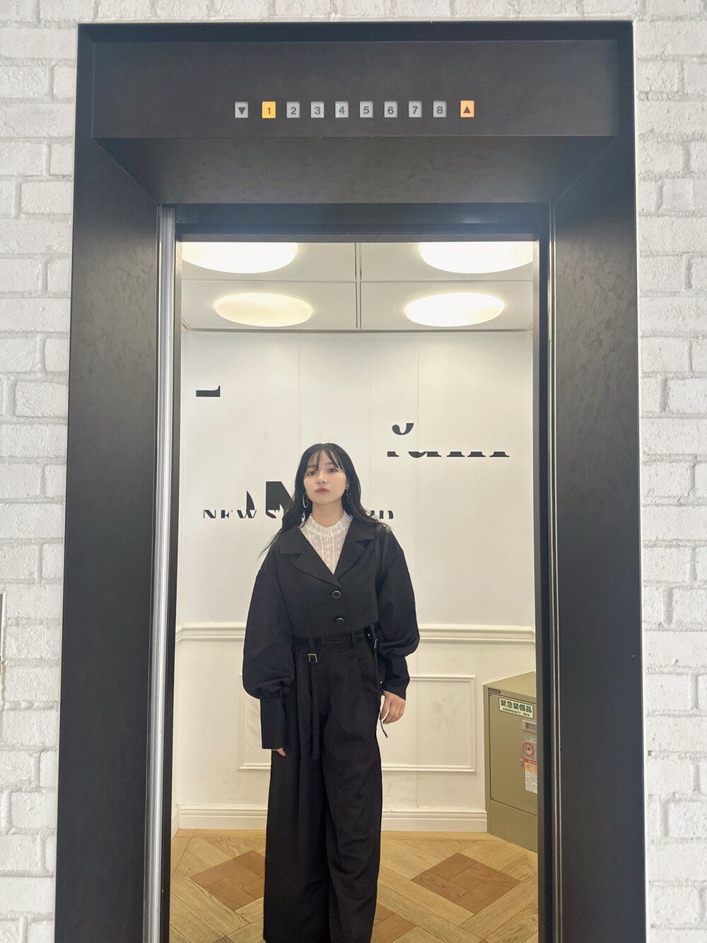 ブラウン系のその他アウター、ブラック系のその他パンツを着用したレディースの春コーディネートの2枚目の写真