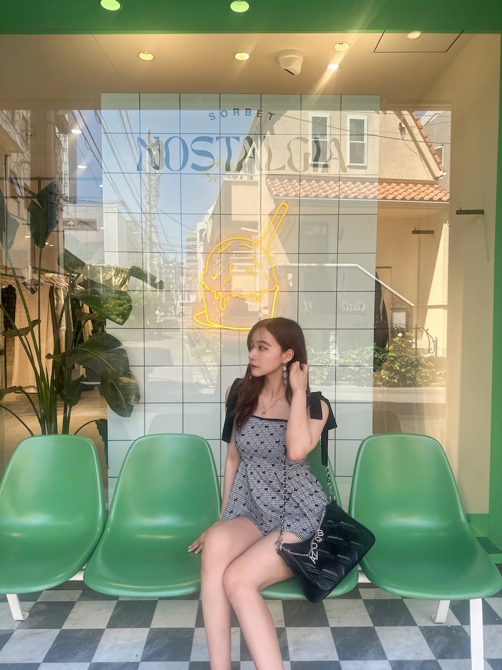 ホワイト系のその他トップス、ホワイト系のその他パンツを着用したレディースの夏コーディネートの2枚目の写真