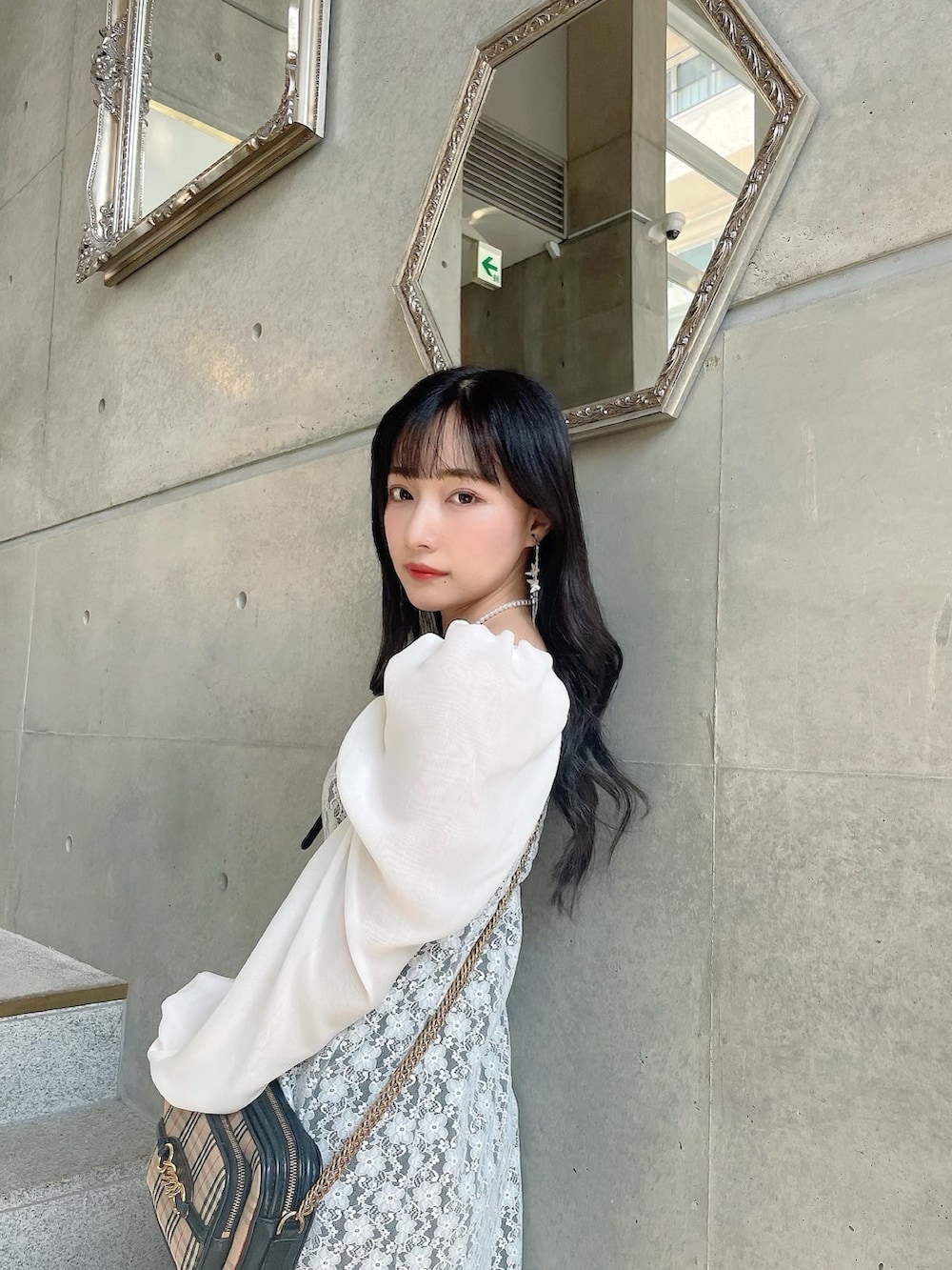 ホワイト系のワンピースを着用したレディースの夏コーディネートの4枚目の写真