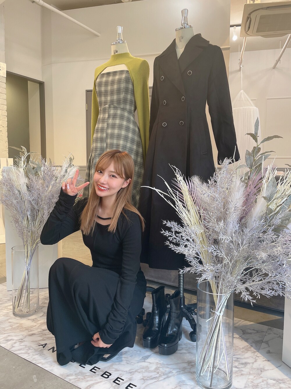 ブラック系のワンピースを着用したレディースの冬コーディネートの5枚目の写真