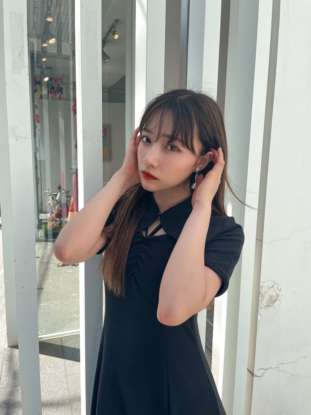 ブラック系のワンピースを着用したレディースの夏コーディネートの2枚目の写真