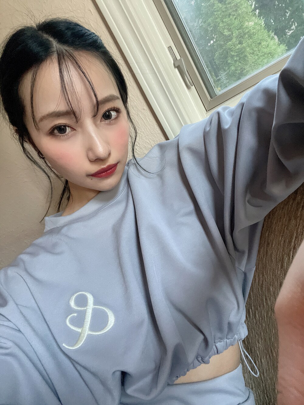 パープル系のその他トップスを着用したレディースの春コーディネートの5枚目の写真