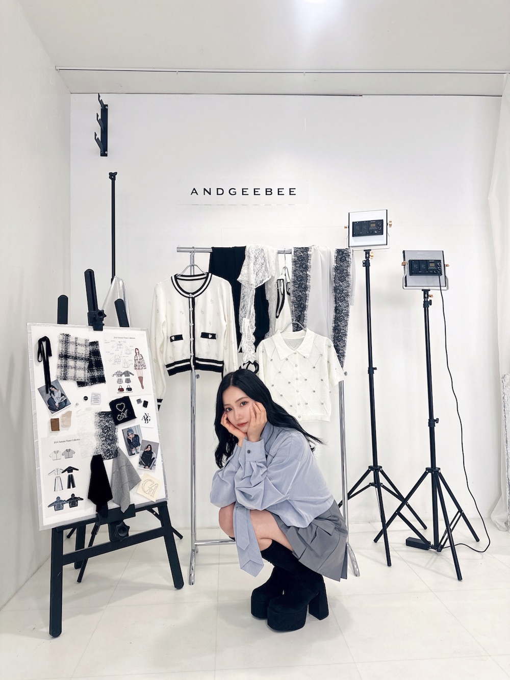 グレー系のシャツ/ブラウス、ブラック系のスカートを着用したレディースの秋コーディネートの2枚目の写真