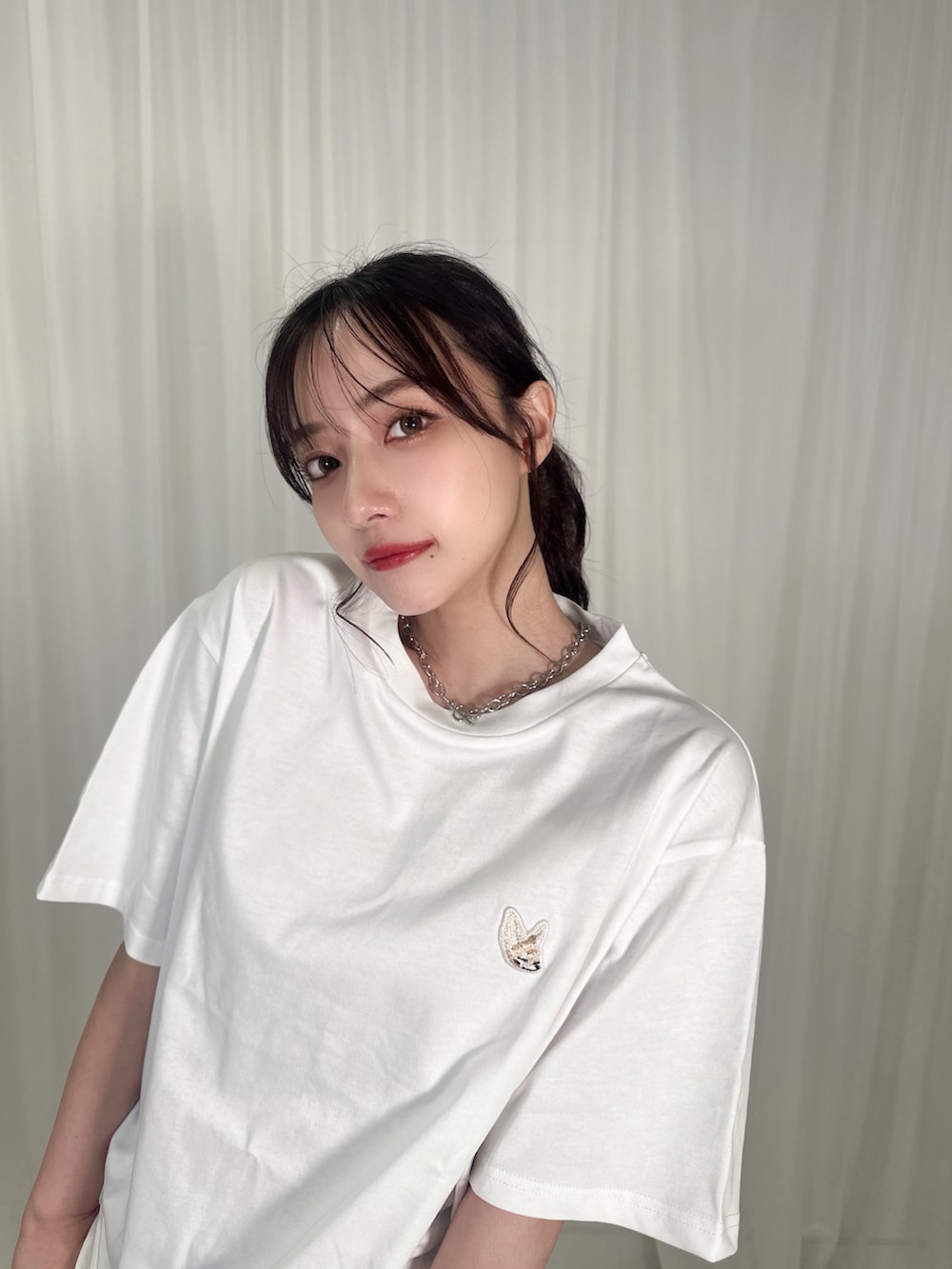 ホワイト系のTシャツ/カットソーを着用したレディースの夏コーディネートの5枚目の写真