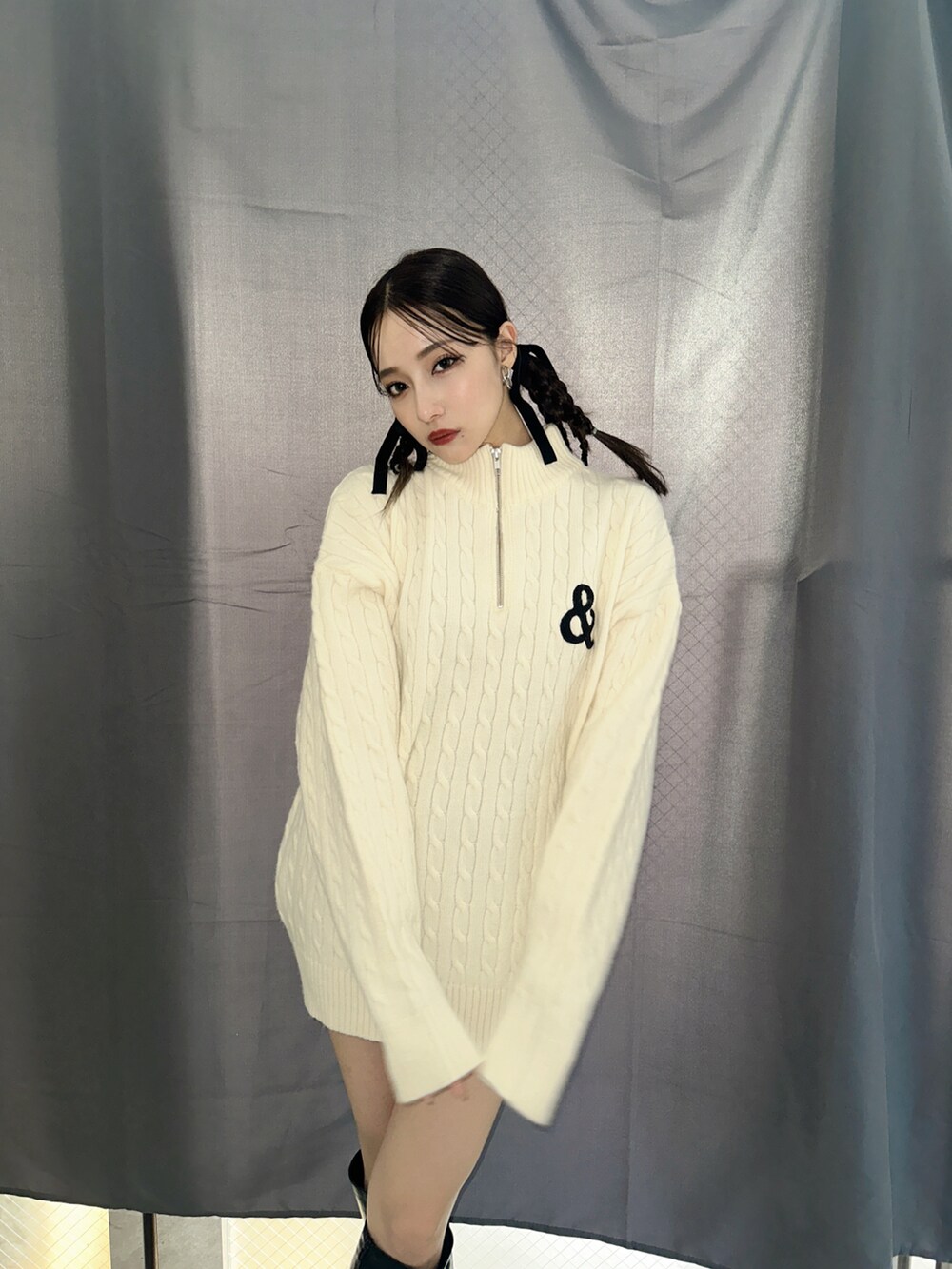 ブルー系のニット/セーターを着用したレディースの冬コーディネートの2枚目の写真