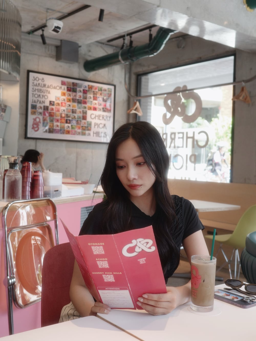 ブラック系のTシャツ/カットソーを着用したレディースの秋コーディネートの2枚目の写真