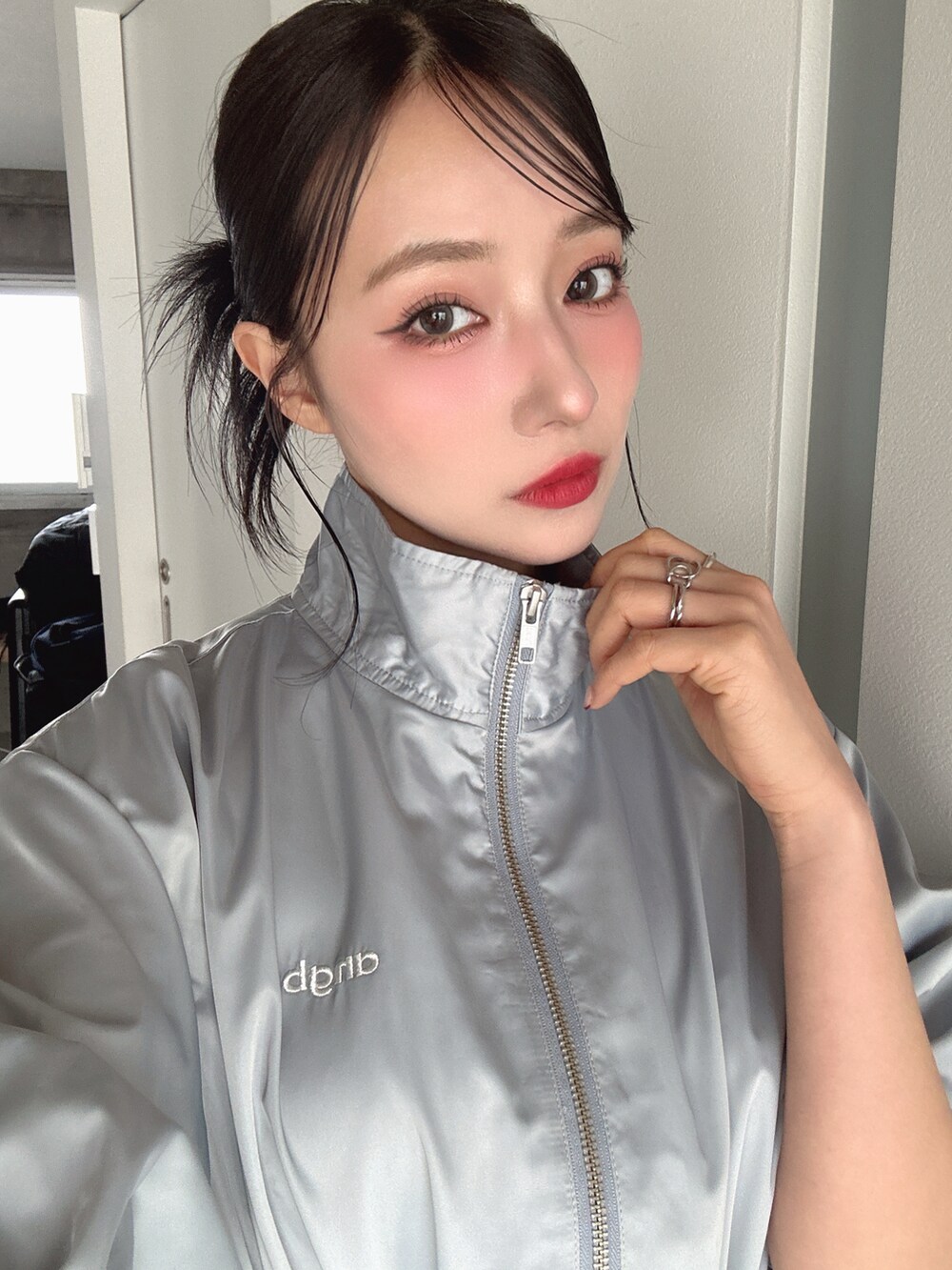 ブルー系のワンピースを着用したレディースの春コーディネートの4枚目の写真