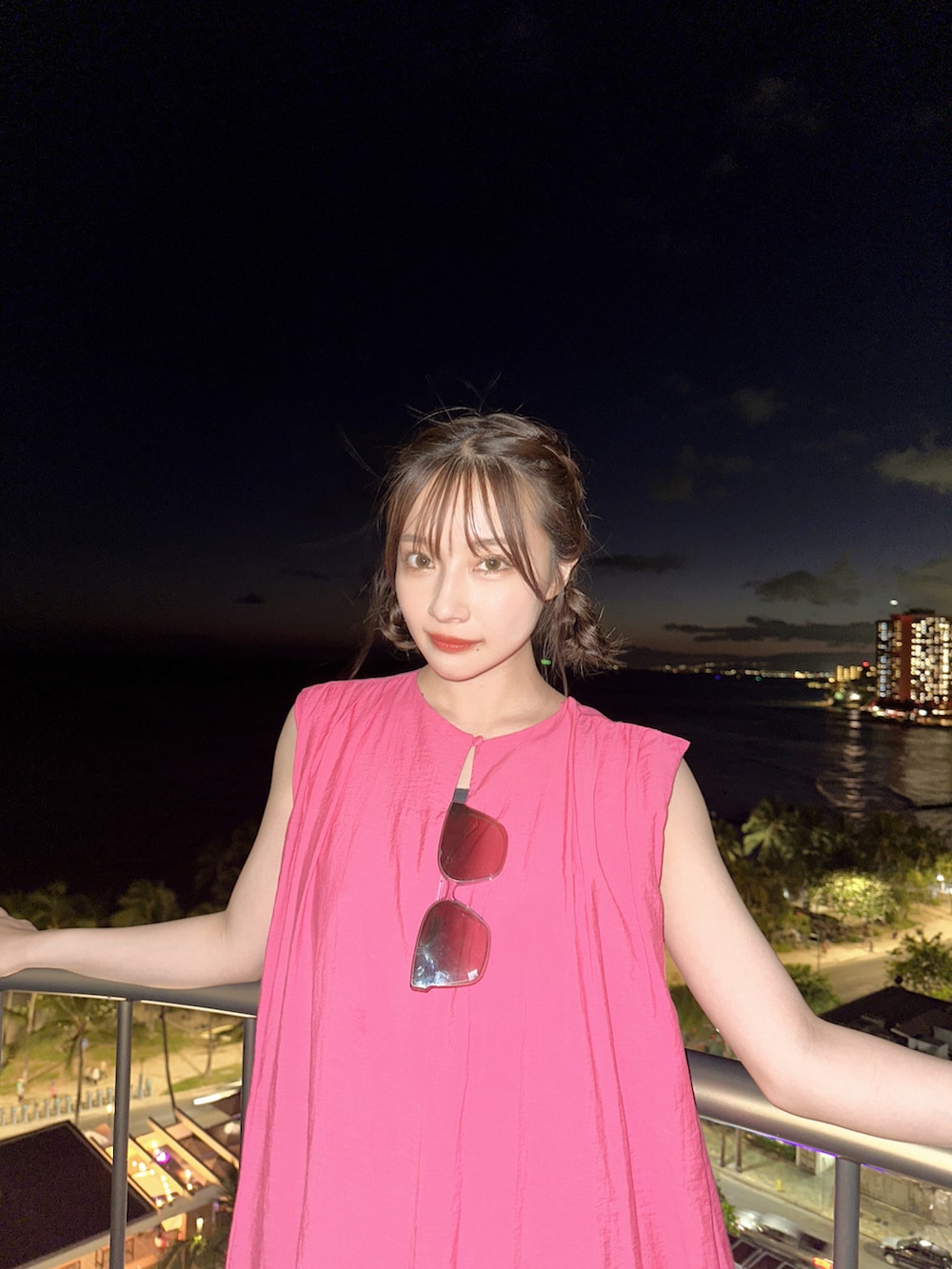 ホワイト系のワンピースを着用したレディースの秋コーディネートの2枚目の写真