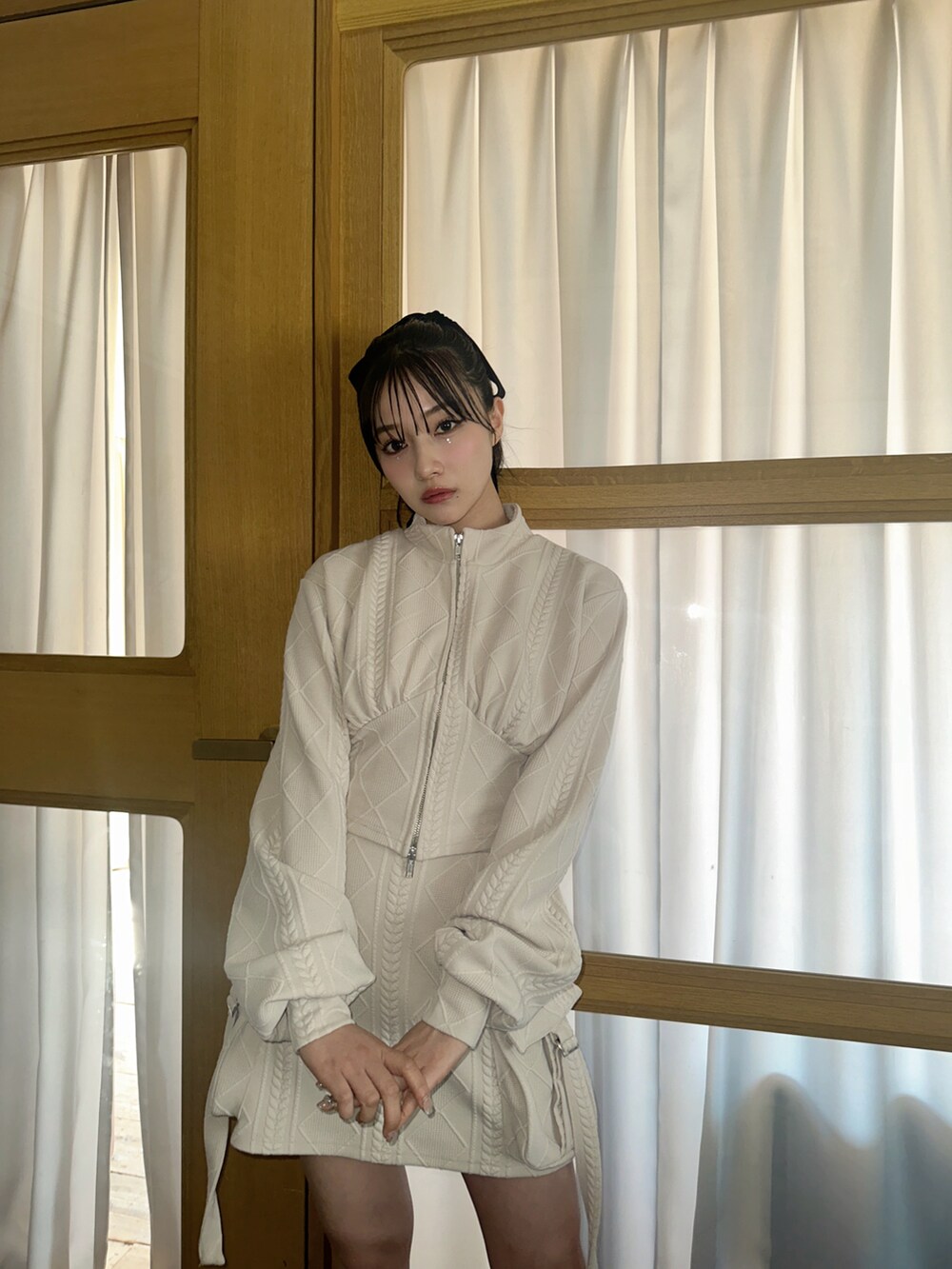 ベージュ系のその他トップスを着用したレディースの夏コーディネートの2枚目の写真