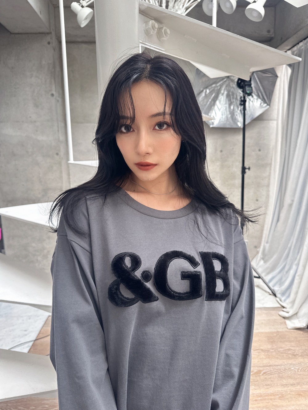 グレー系のTシャツ/カットソーを着用したレディースの秋コーディネートの2枚目の写真