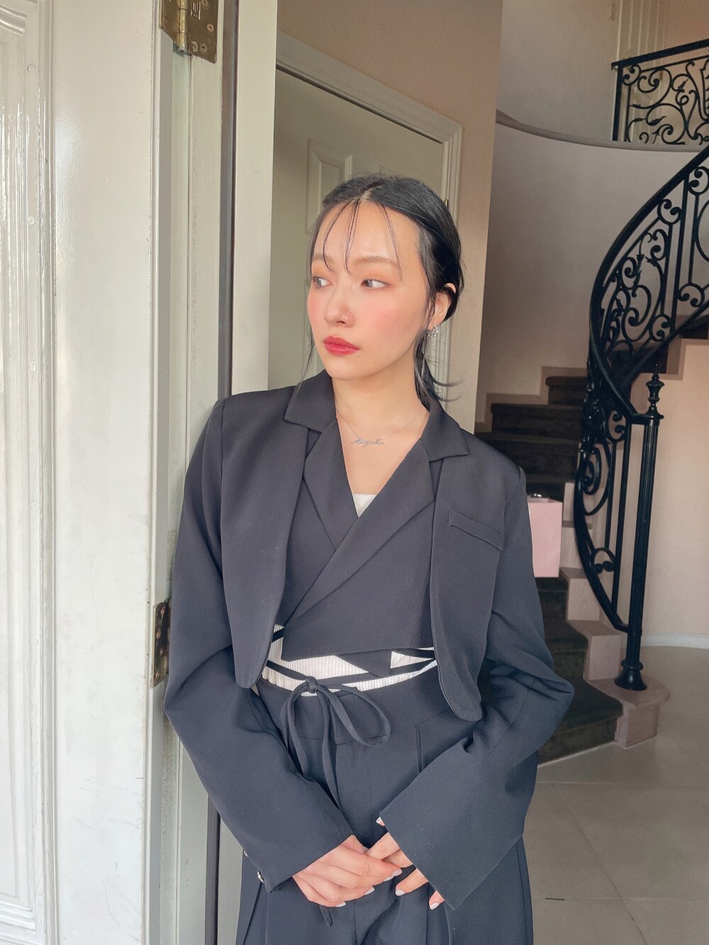 ブラック系のテーラードジャケット、ブラック系のその他パンツを着用したレディースの春コーディネートの2枚目の写真