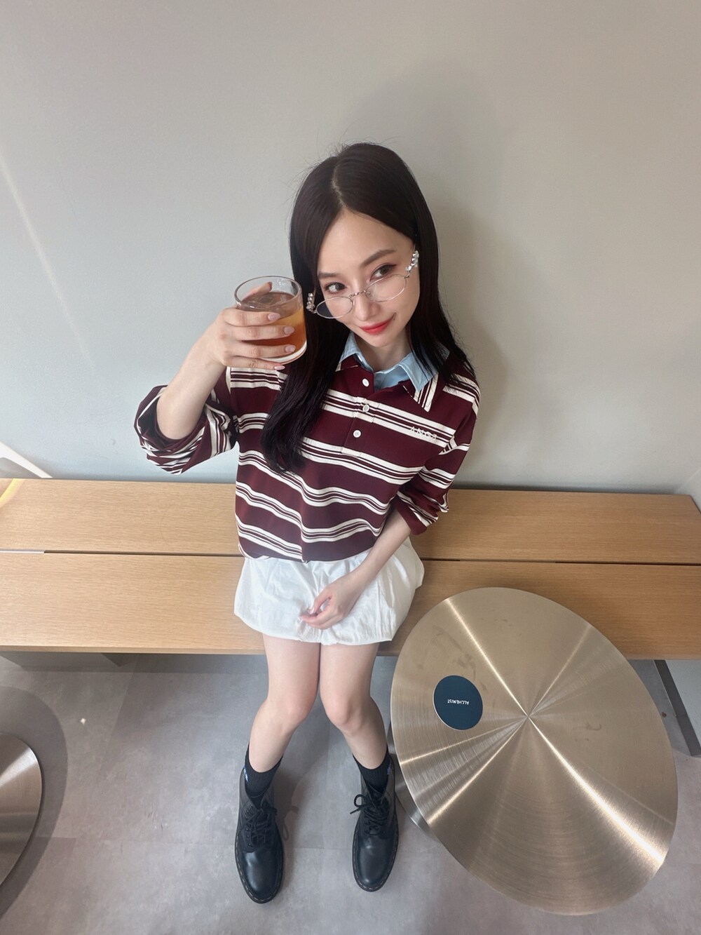 レッド系のポロシャツ、ホワイト系のその他パンツを着用したレディースの秋コーディネートの3枚目の写真