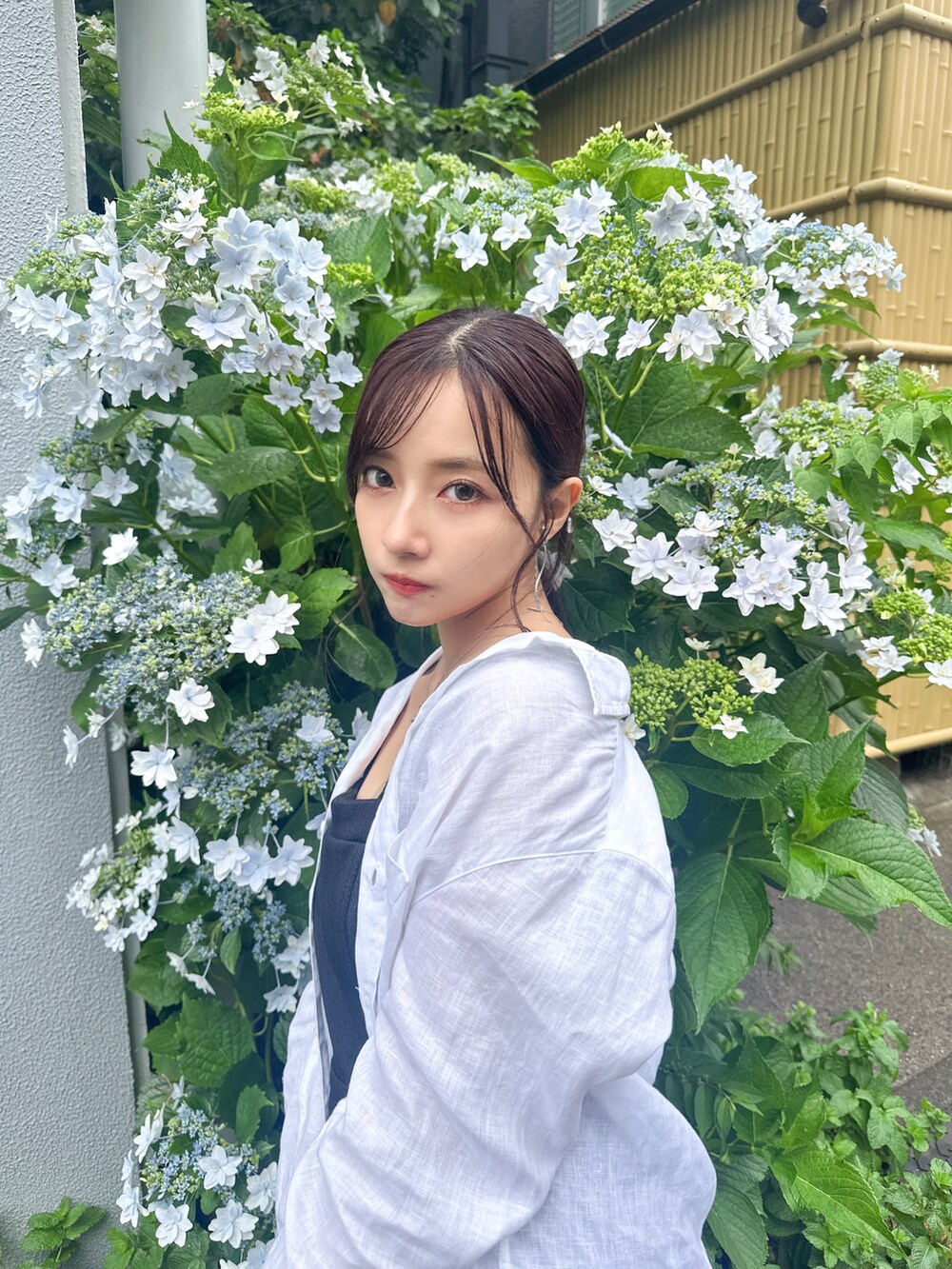 ブラック系のショルダーバッグ、ブラック系のワンピースを着用したレディースの夏コーディネートの5枚目の写真