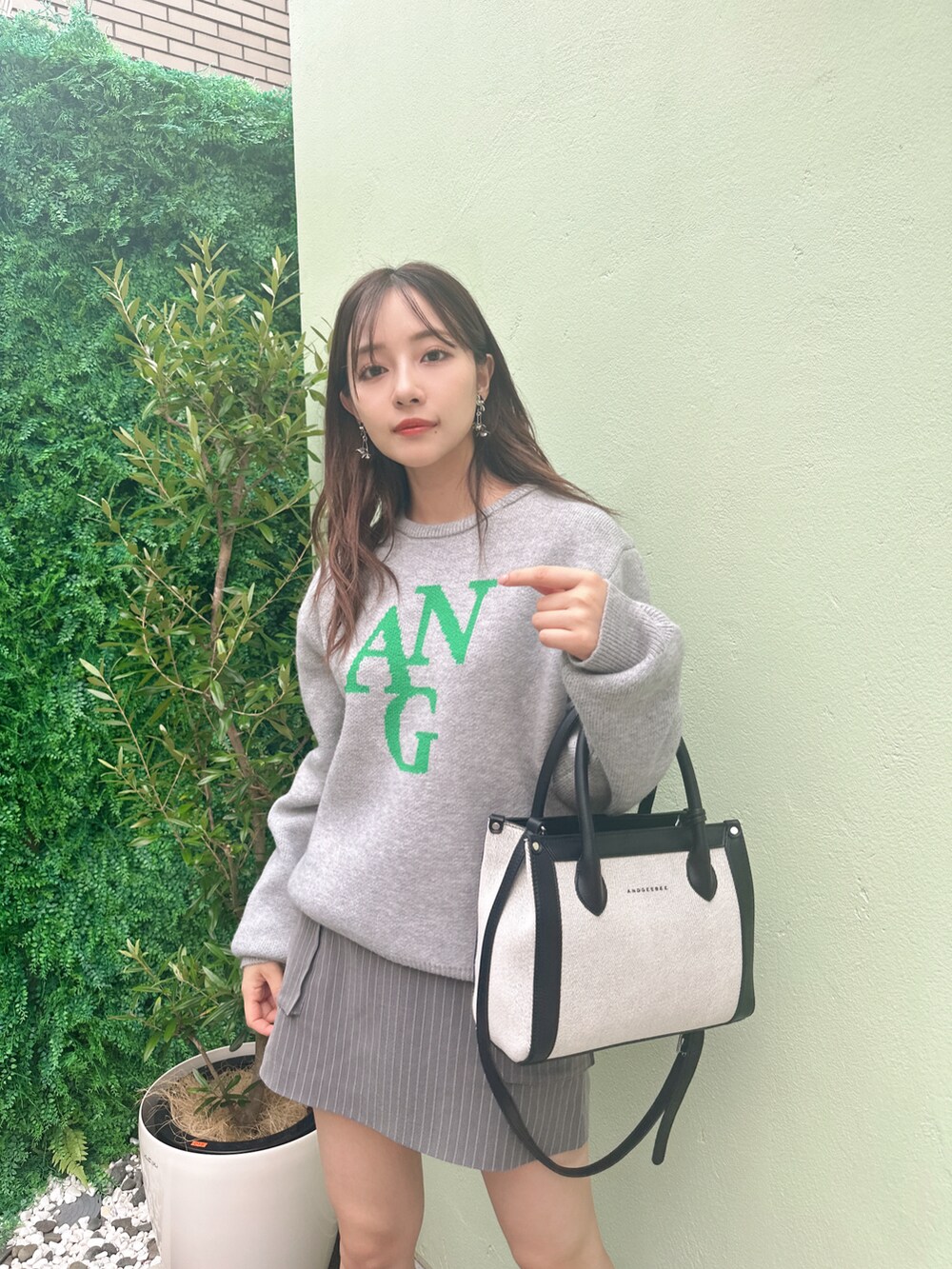 ブルー系のニット/セーター、ブラック系のショルダーバッグを着用したレディースの冬コーディネートの3枚目の写真