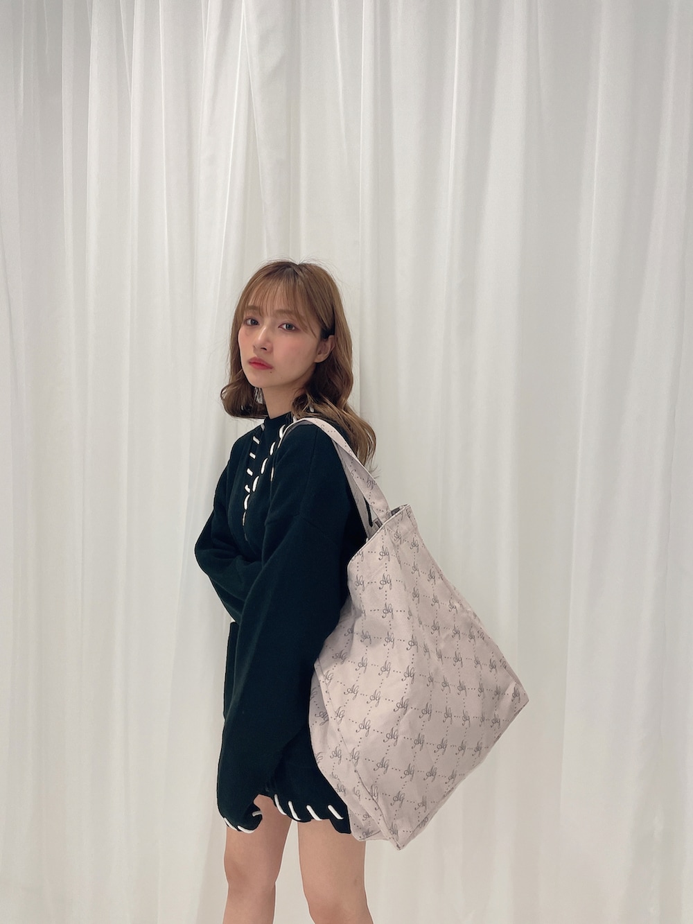 ブラック系のカーディガン/ボレロ、グレー系のトートバッグを着用したレディースの秋コーディネートの3枚目の写真