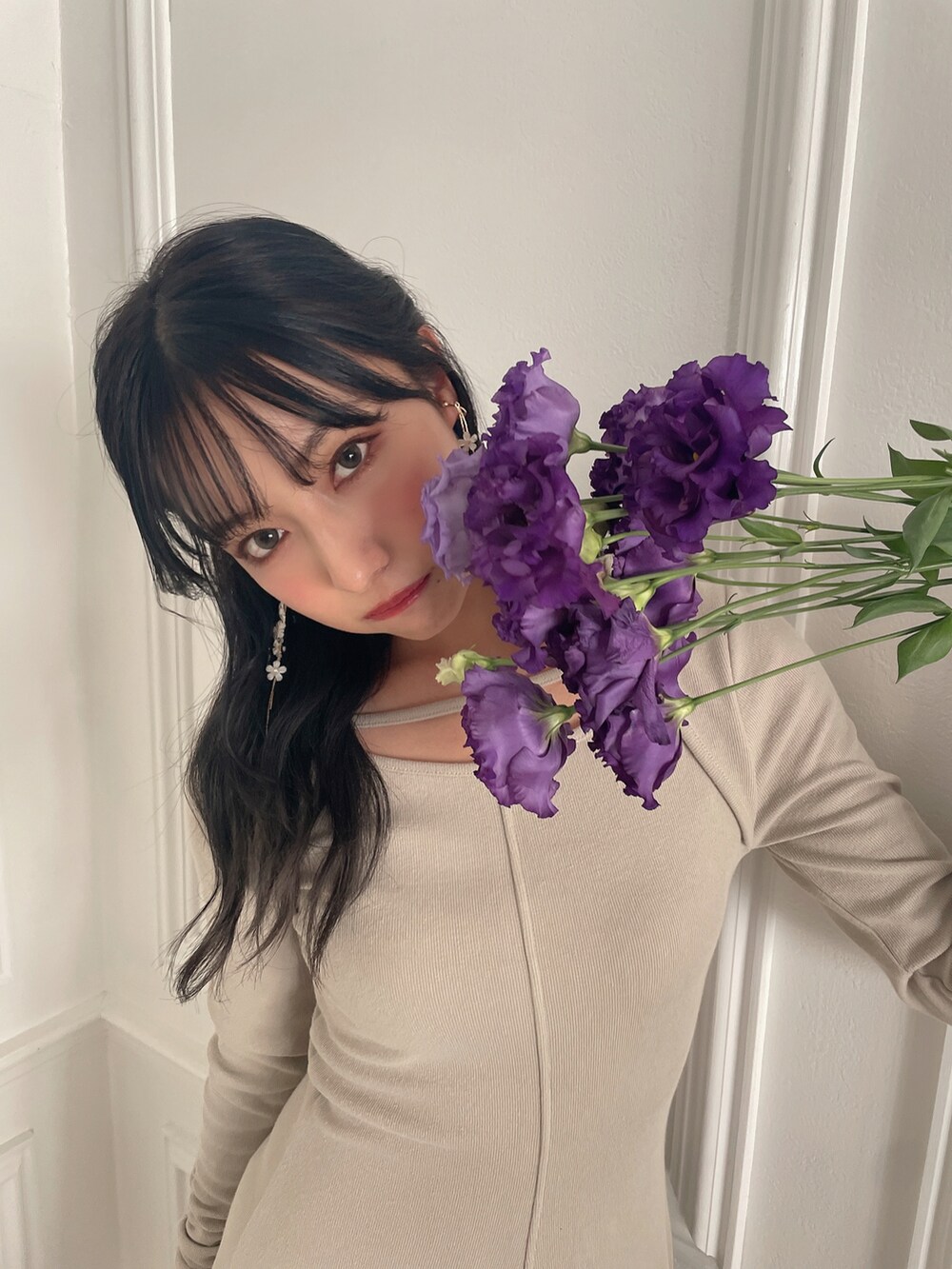 ブラック系のブーツ、ベージュ系のワンピースを着用したレディースの冬コーディネートの2枚目の写真