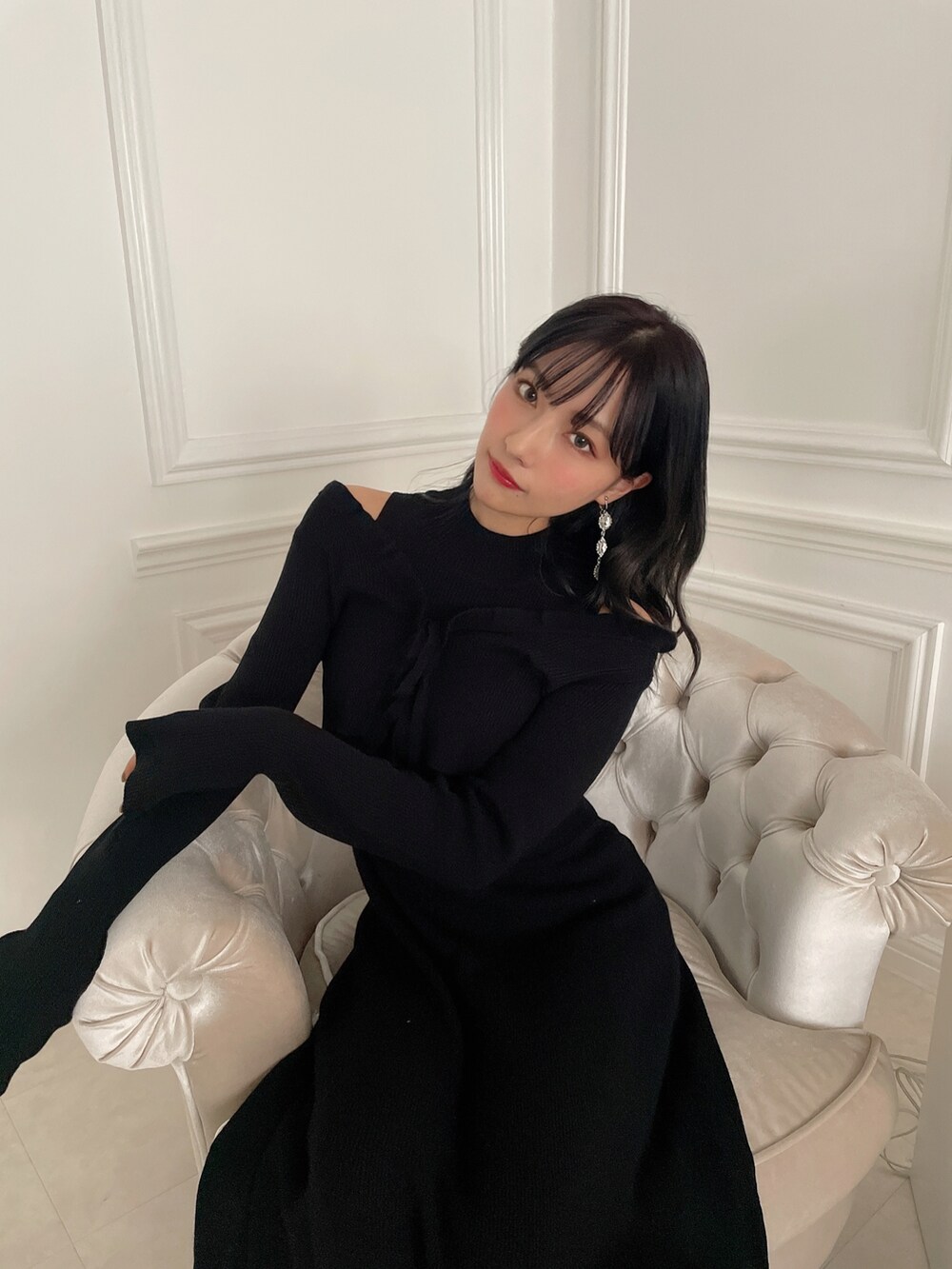 ブラック系のブーツ、ブラック系のワンピース、ベージュ系のショルダーバッグを着用したレディースの冬コーディネートの4枚目の写真