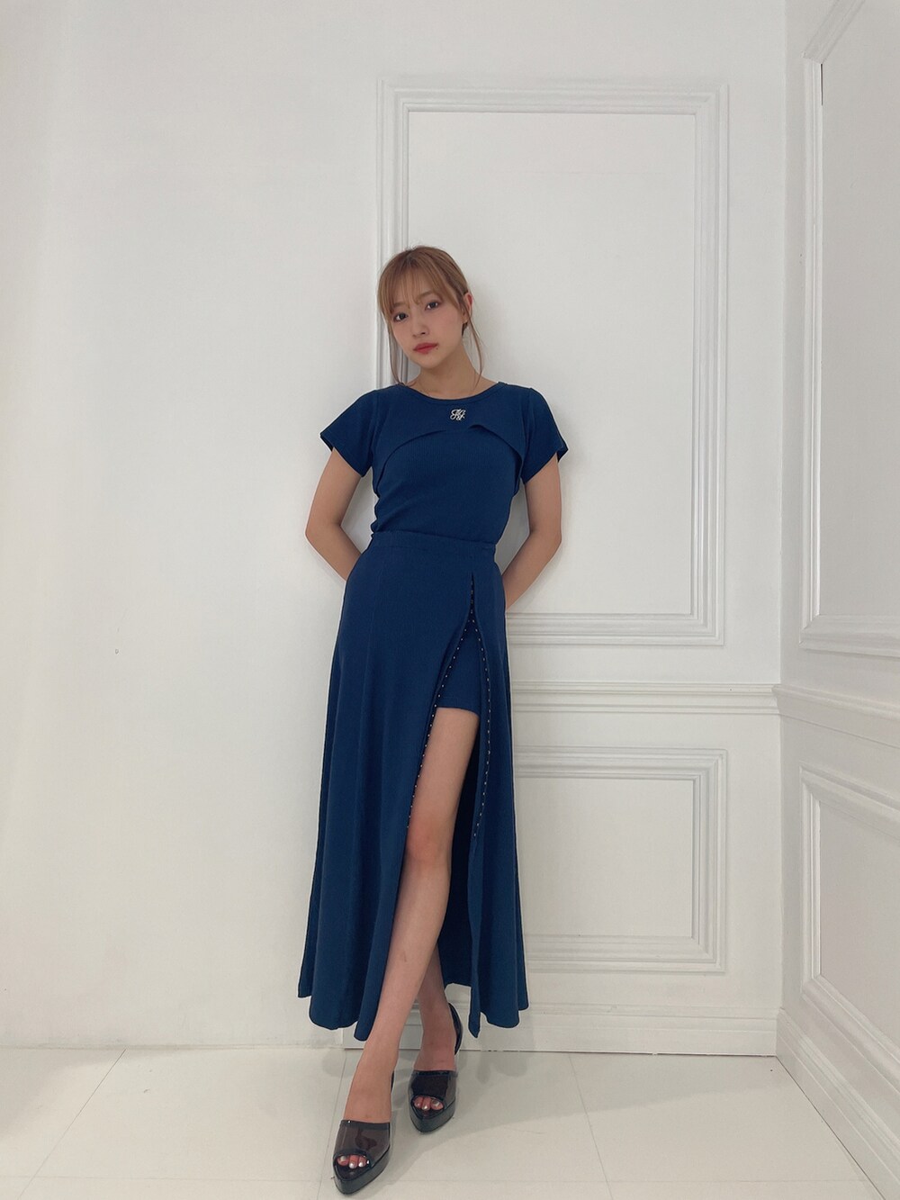 ブルー系のその他トップス、ブルー系のスカート、ブラック系のサンダルを着用したレディースの秋コーディネートの4枚目の写真