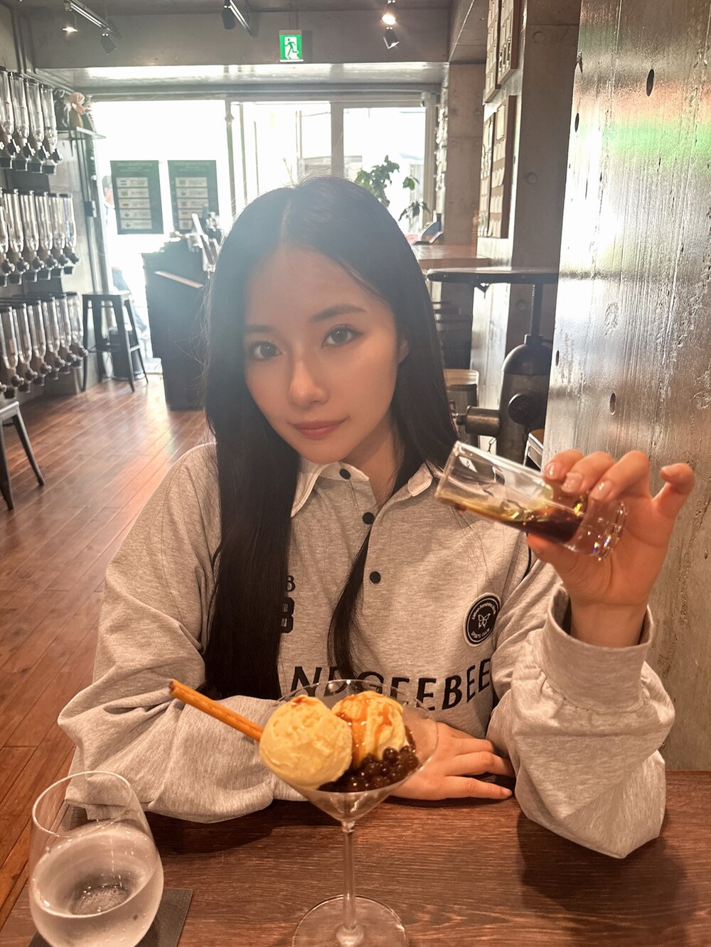 ブラック系のその他トップスを着用したレディースの秋コーディネートの3枚目の写真