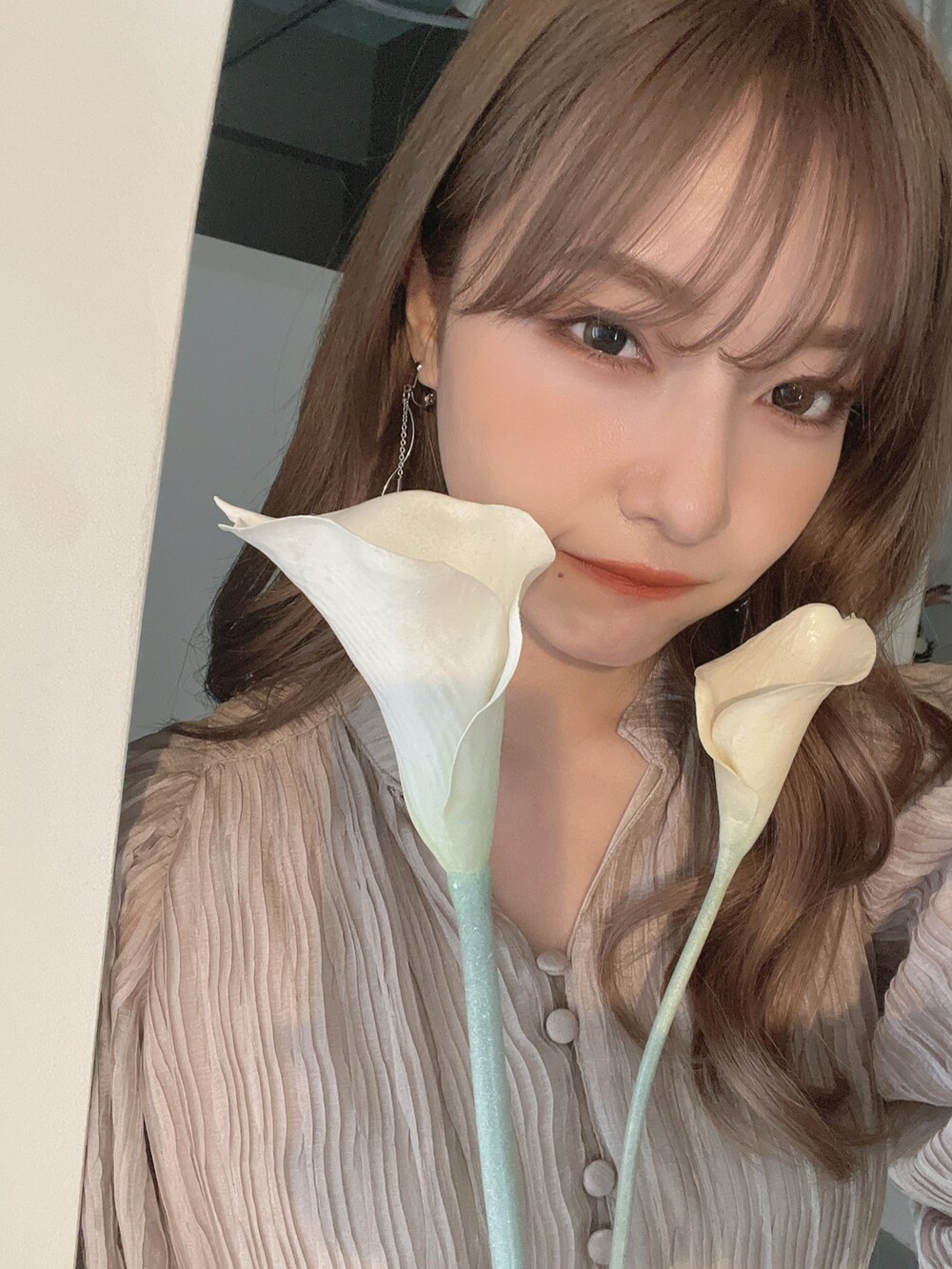 ベージュ系のワンピースを着用したレディースの秋コーディネートの5枚目の写真