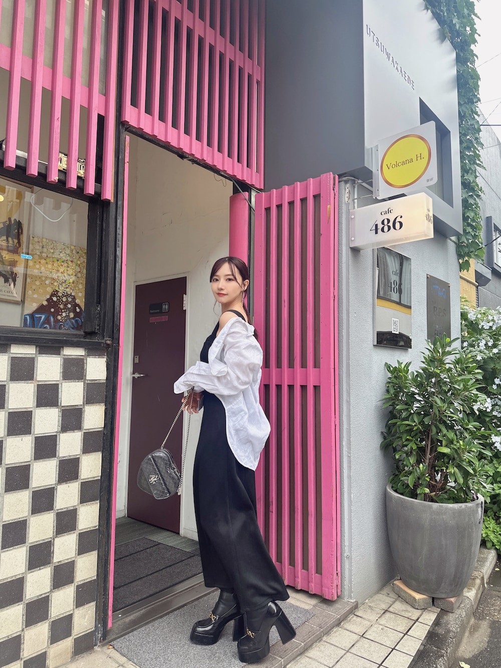 ブラック系のショルダーバッグ、ブラック系のワンピースを着用したレディースの秋コーディネートの3枚目の写真