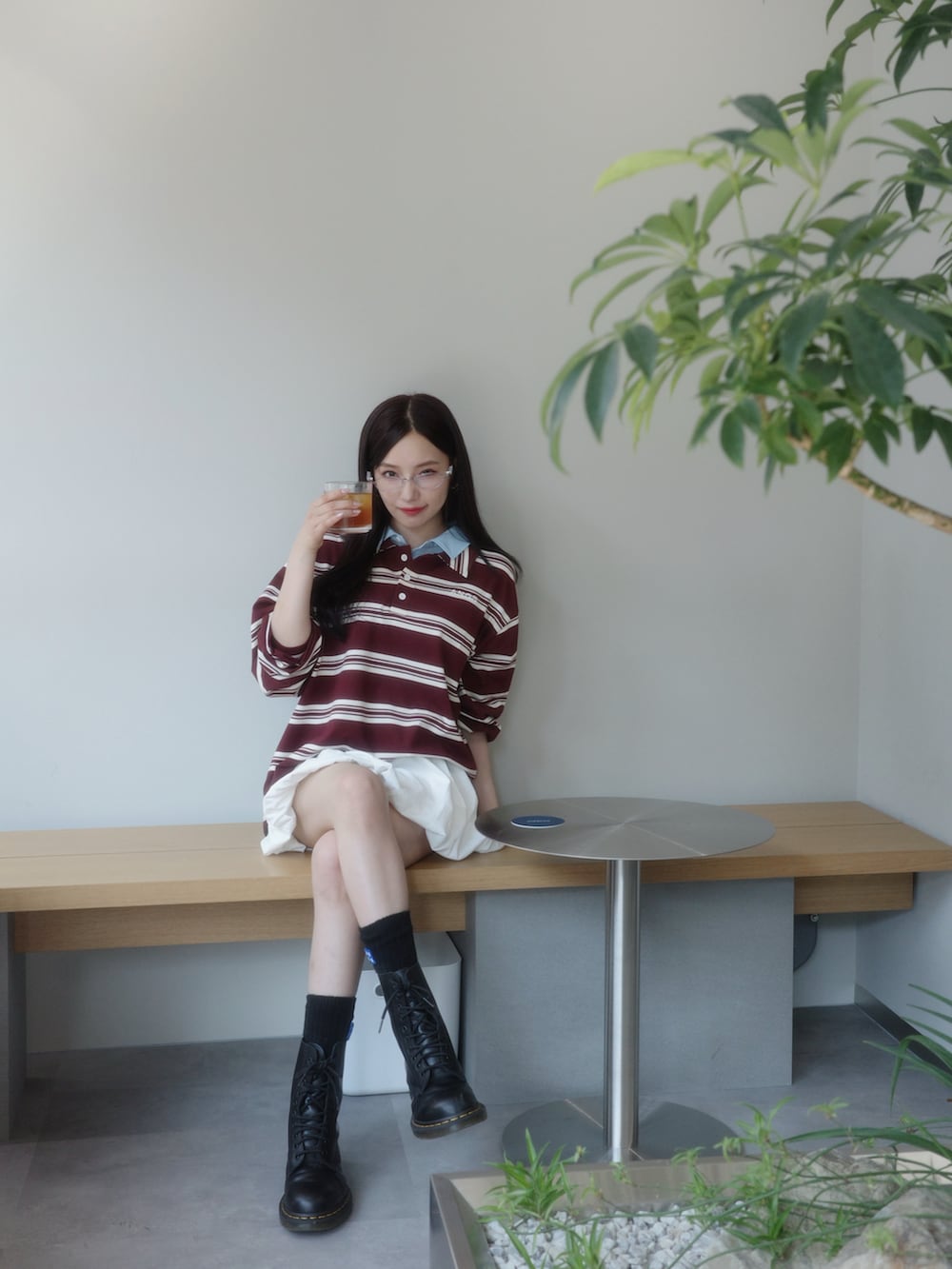 レッド系のポロシャツ、ホワイト系のその他パンツを着用したレディースの秋コーディネートの2枚目の写真