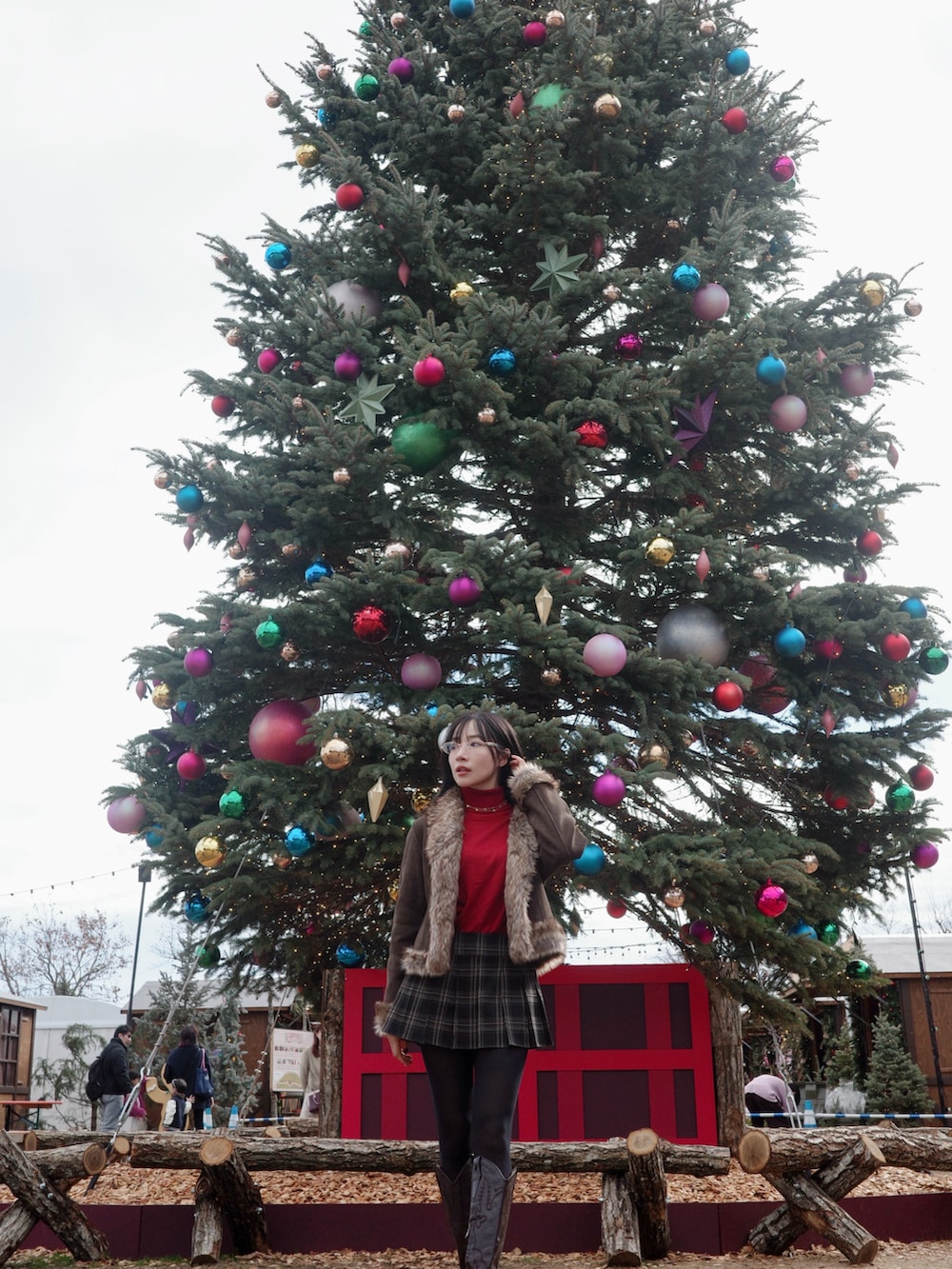 ブラウン系のジャケット/アウターを着用したレディースの春コーディネートの3枚目の写真