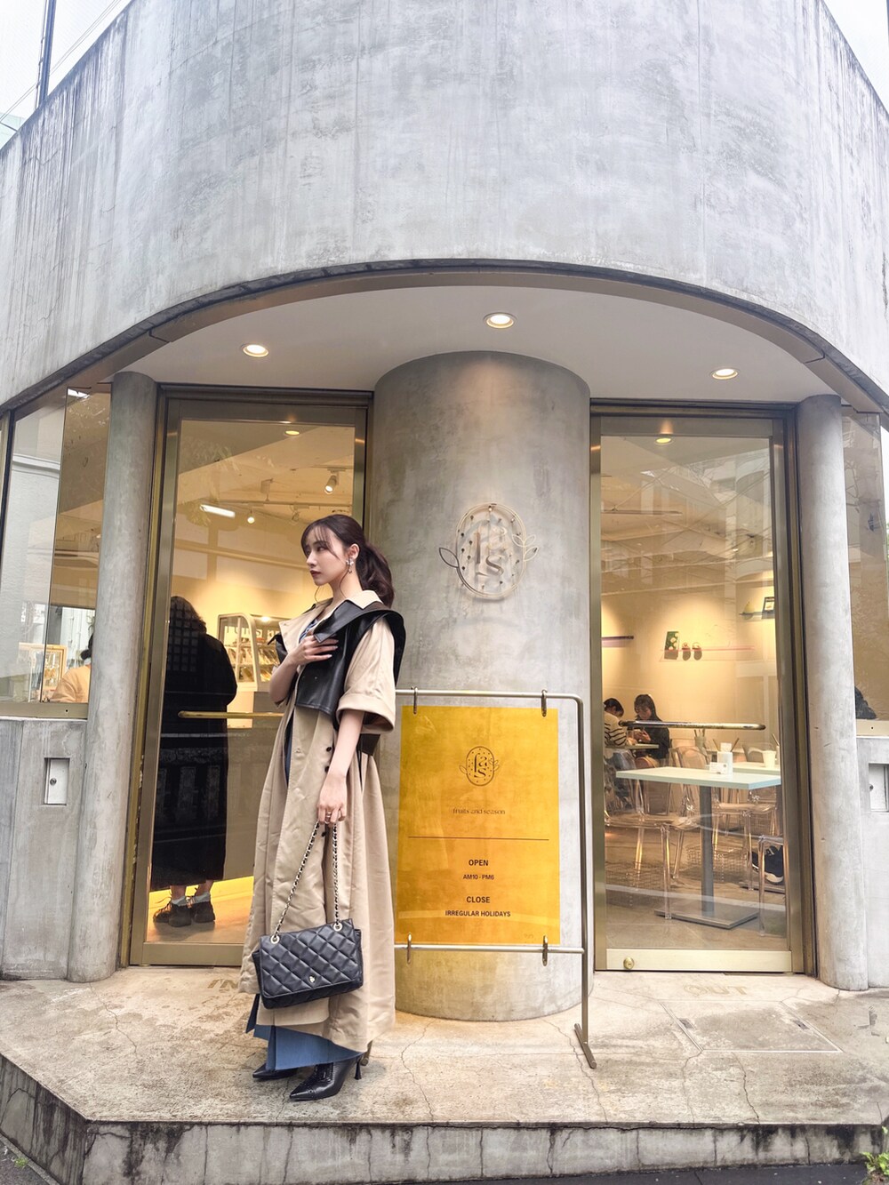 ブルー系のつなぎ/オールインワン、ベージュ系のトレンチコートを着用したレディースの夏コーディネートの2枚目の写真