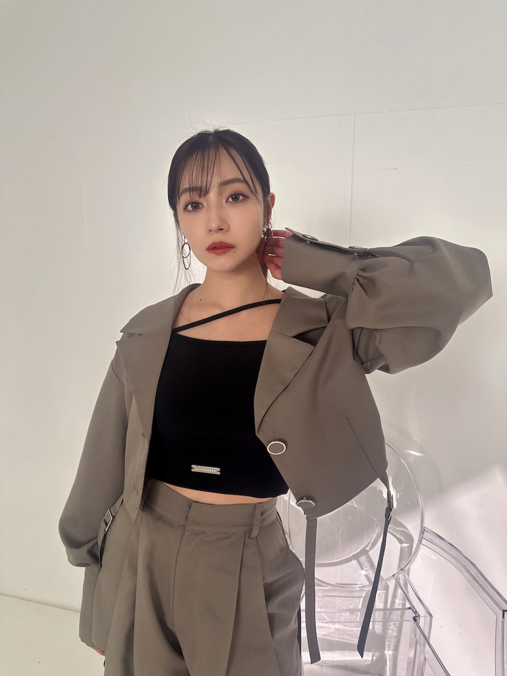 ブラック系のタンクトップ、ブラウン系のその他アウター、ブラウン系のその他パンツを着用したレディースの夏コーディネートの3枚目の写真