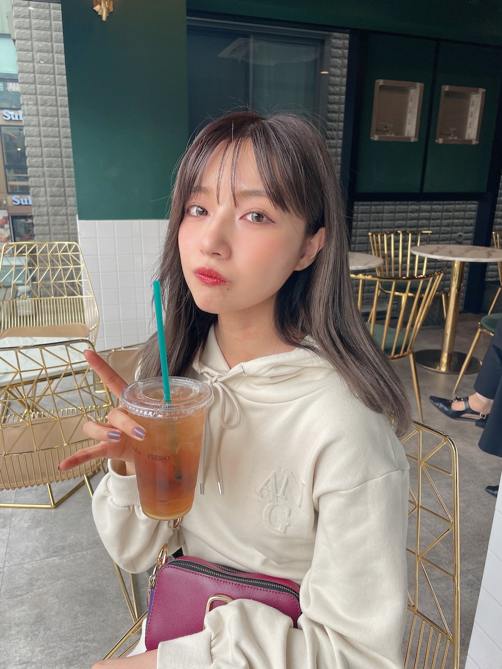 ホワイト系のワンピースを着用したレディースの冬コーディネートの3枚目の写真